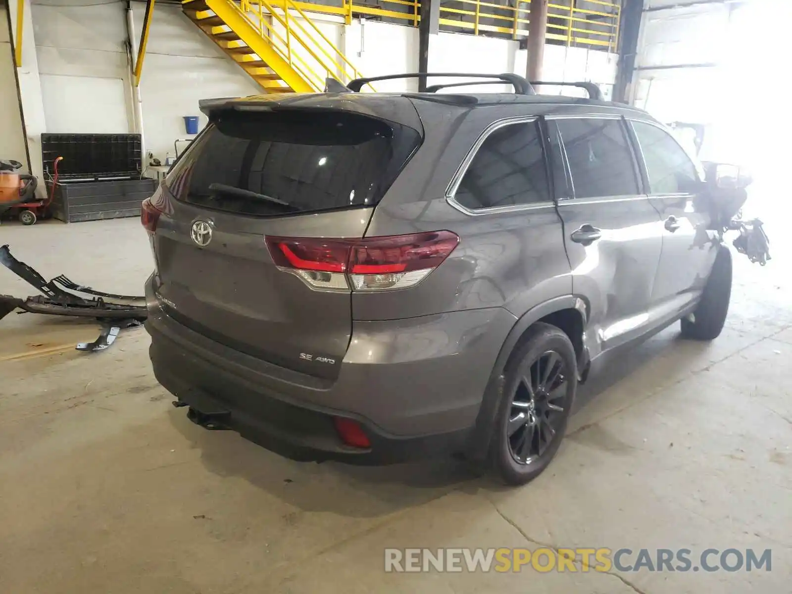 4 Photograph of a damaged car 5TDJZRFH5KS607068 TOYOTA HIGHLANDER 2019