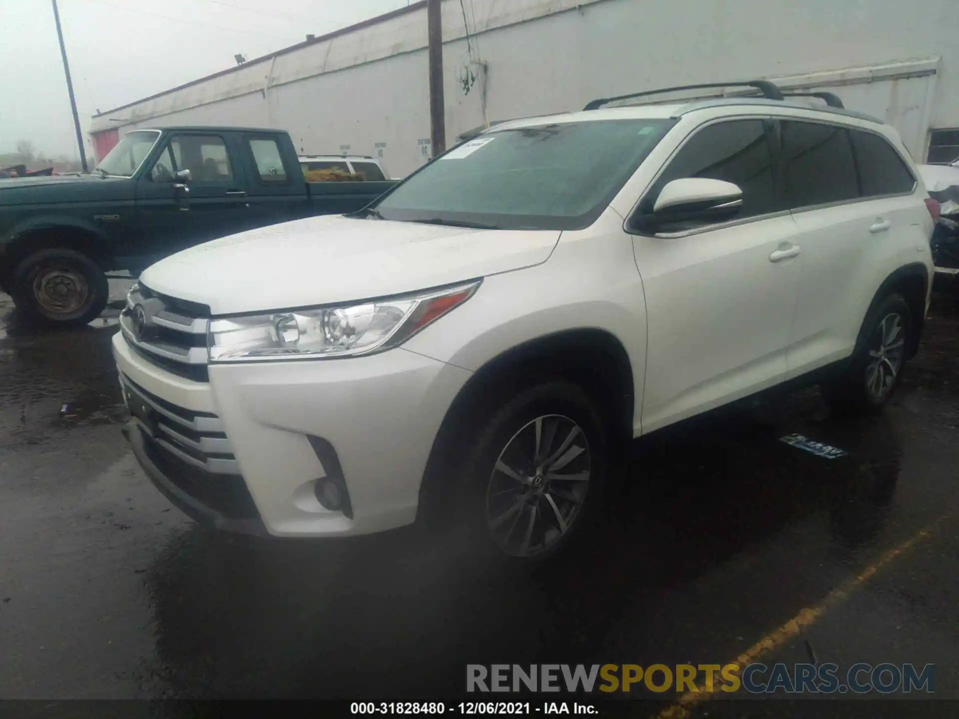 2 Photograph of a damaged car 5TDJZRFH5KS609516 TOYOTA HIGHLANDER 2019