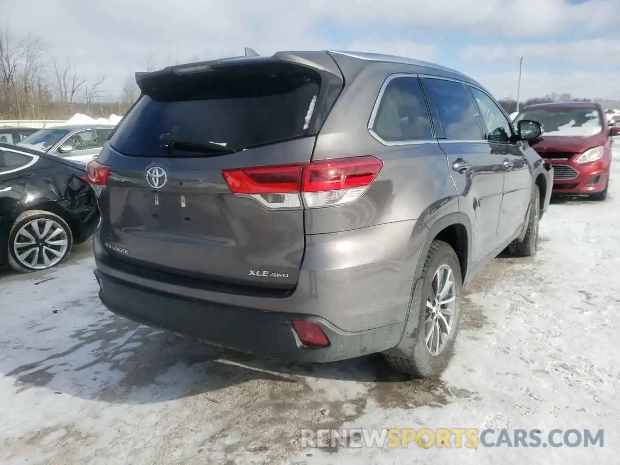 4 Photograph of a damaged car 5TDJZRFH5KS615154 TOYOTA HIGHLANDER 2019