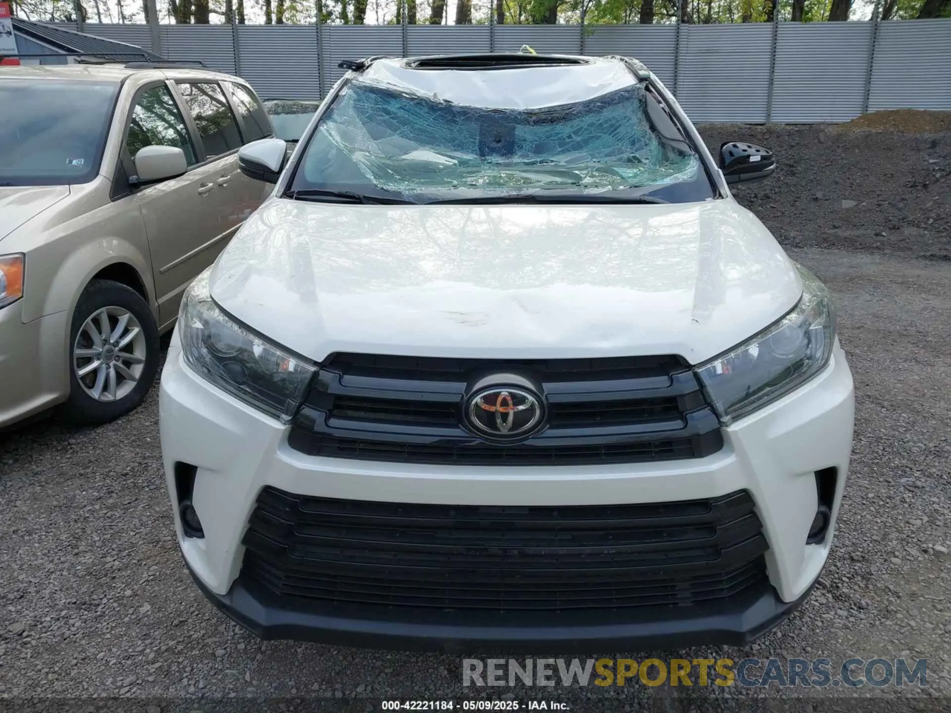 13 Photograph of a damaged car 5TDJZRFH5KS616112 TOYOTA HIGHLANDER 2019