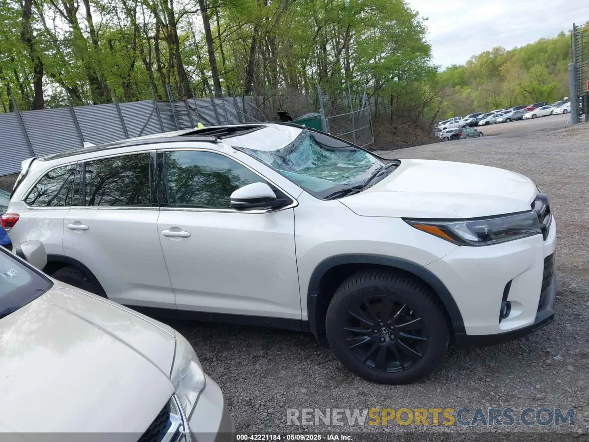 14 Photograph of a damaged car 5TDJZRFH5KS616112 TOYOTA HIGHLANDER 2019