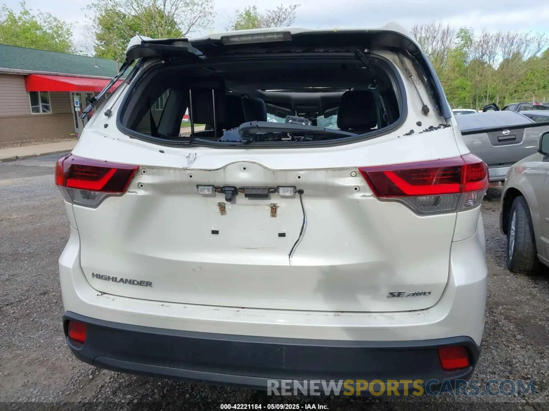 17 Photograph of a damaged car 5TDJZRFH5KS616112 TOYOTA HIGHLANDER 2019