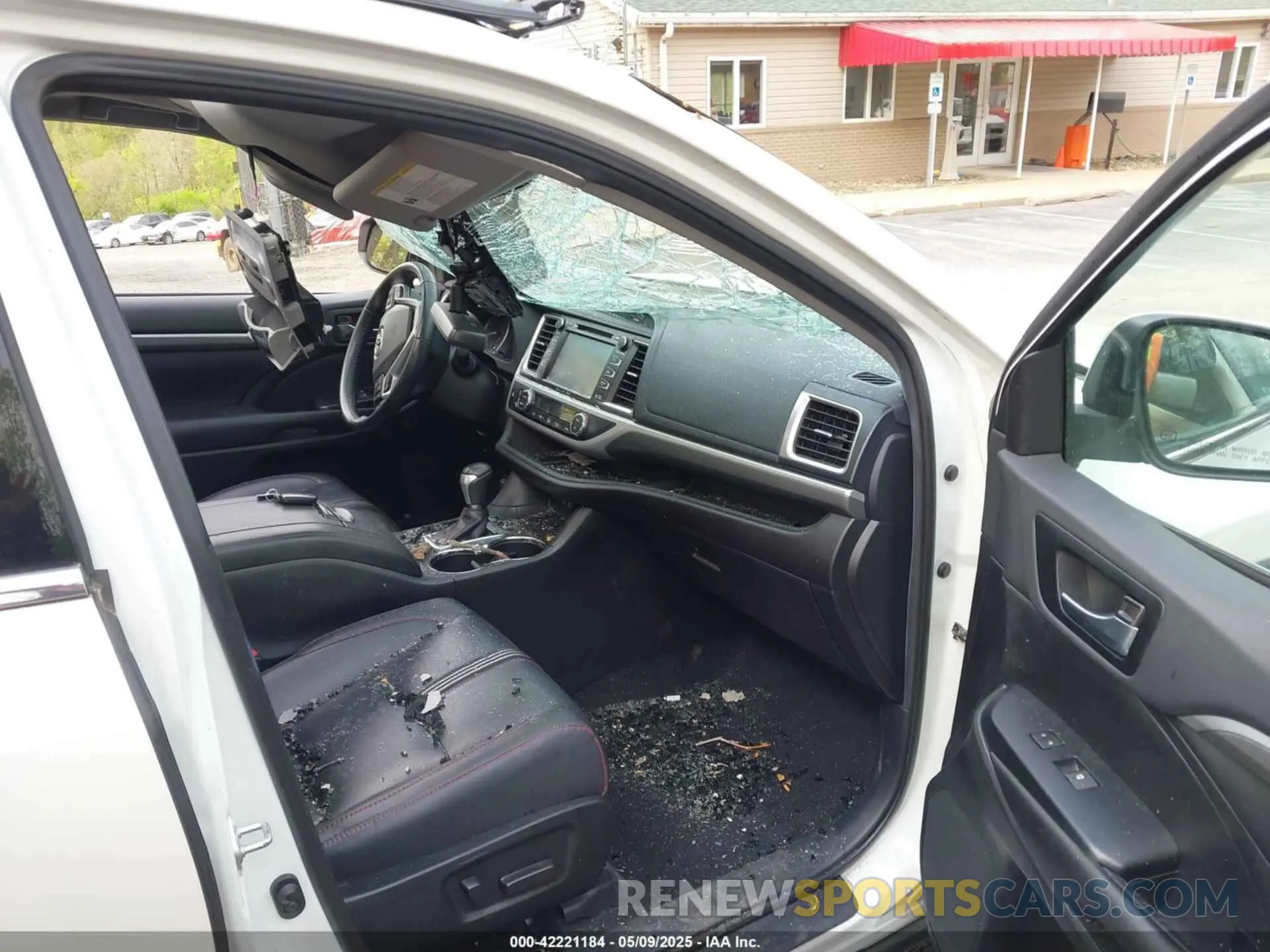 5 Photograph of a damaged car 5TDJZRFH5KS616112 TOYOTA HIGHLANDER 2019
