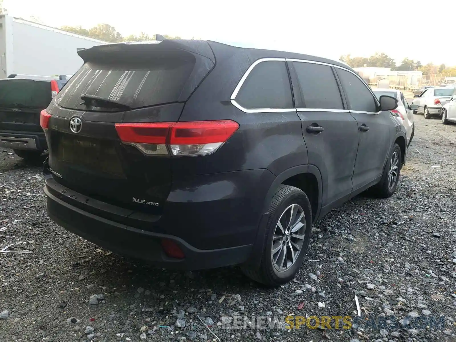 4 Photograph of a damaged car 5TDJZRFH5KS616594 TOYOTA HIGHLANDER 2019