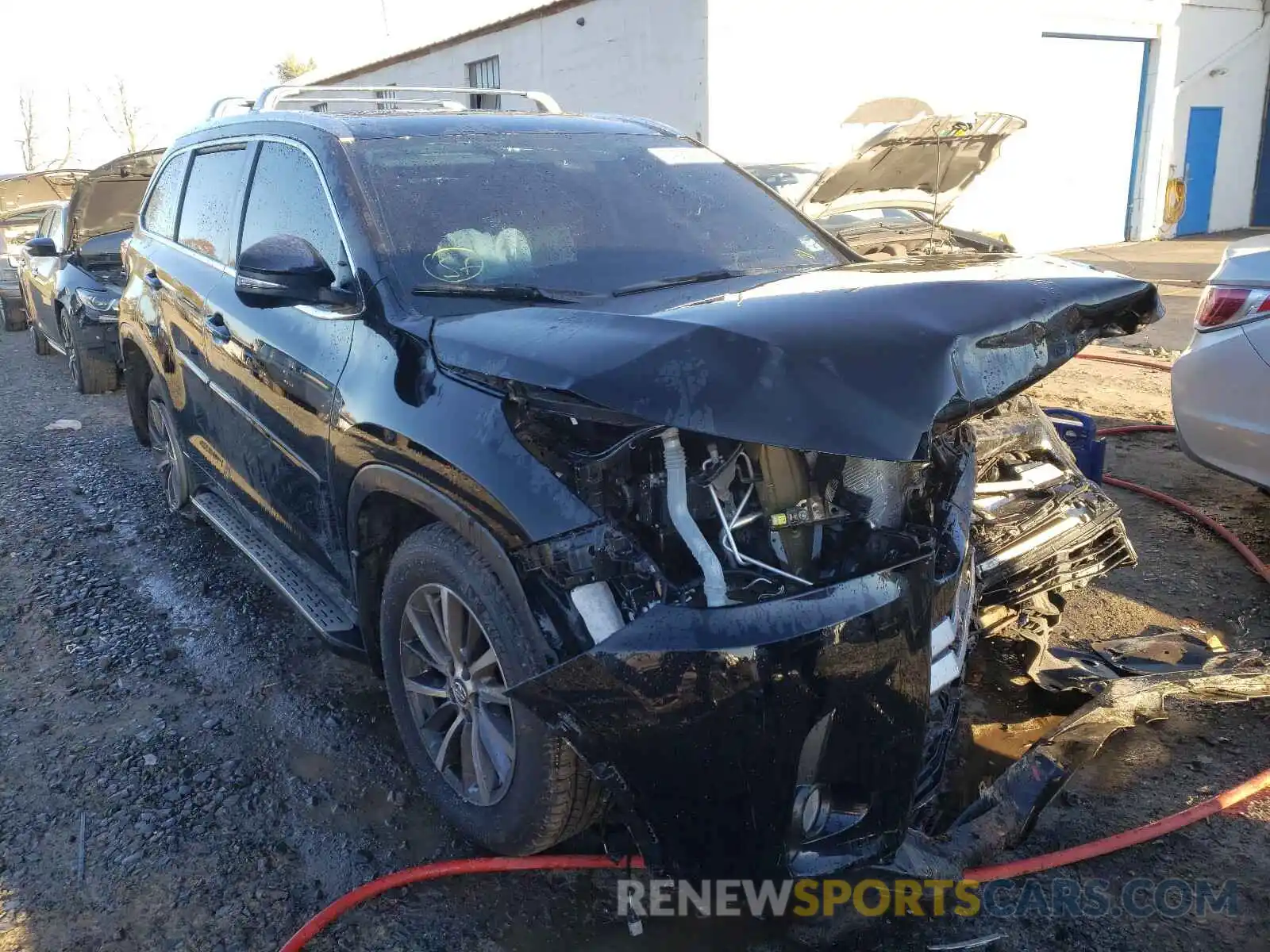 1 Photograph of a damaged car 5TDJZRFH5KS619625 TOYOTA HIGHLANDER 2019