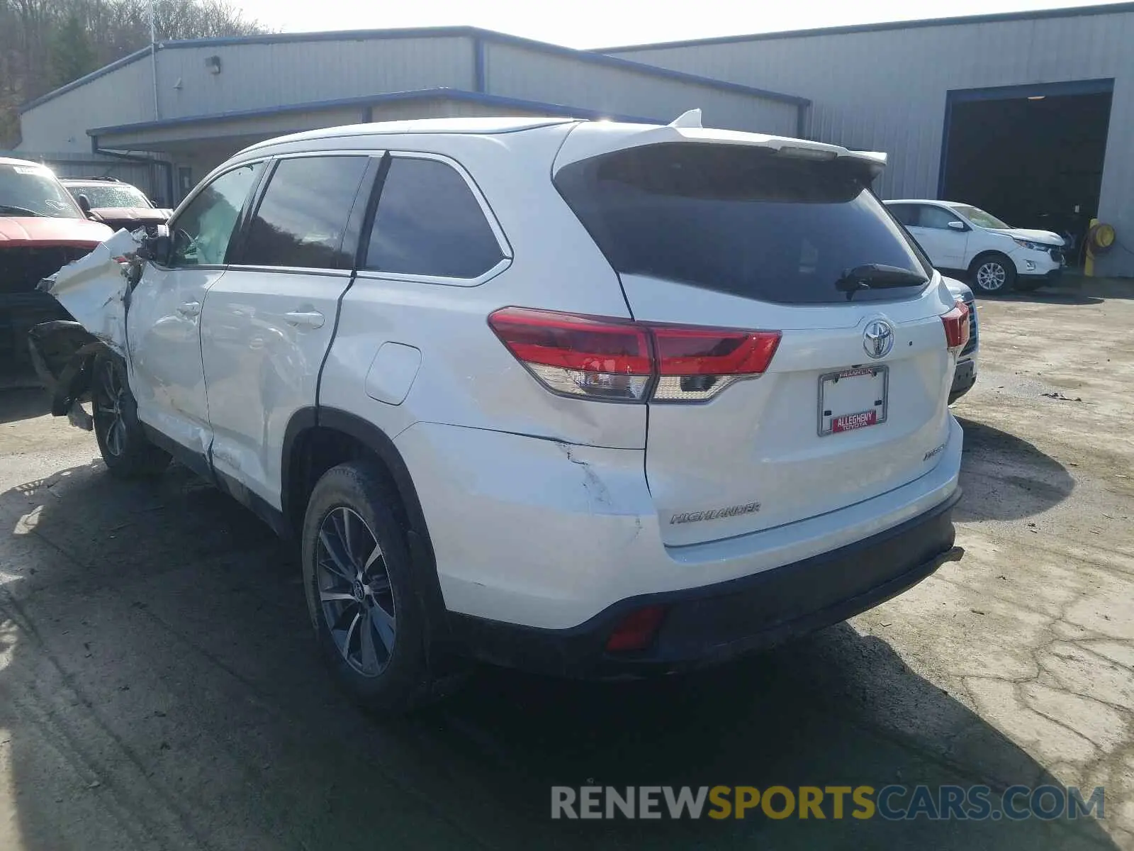 3 Photograph of a damaged car 5TDJZRFH5KS620497 TOYOTA HIGHLANDER 2019