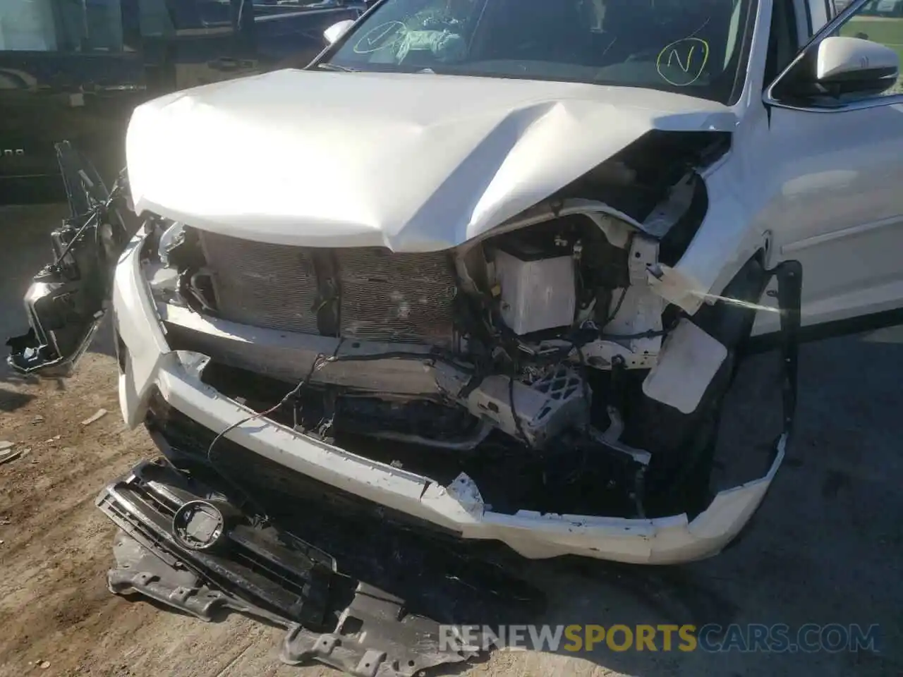 9 Photograph of a damaged car 5TDJZRFH5KS620502 TOYOTA HIGHLANDER 2019