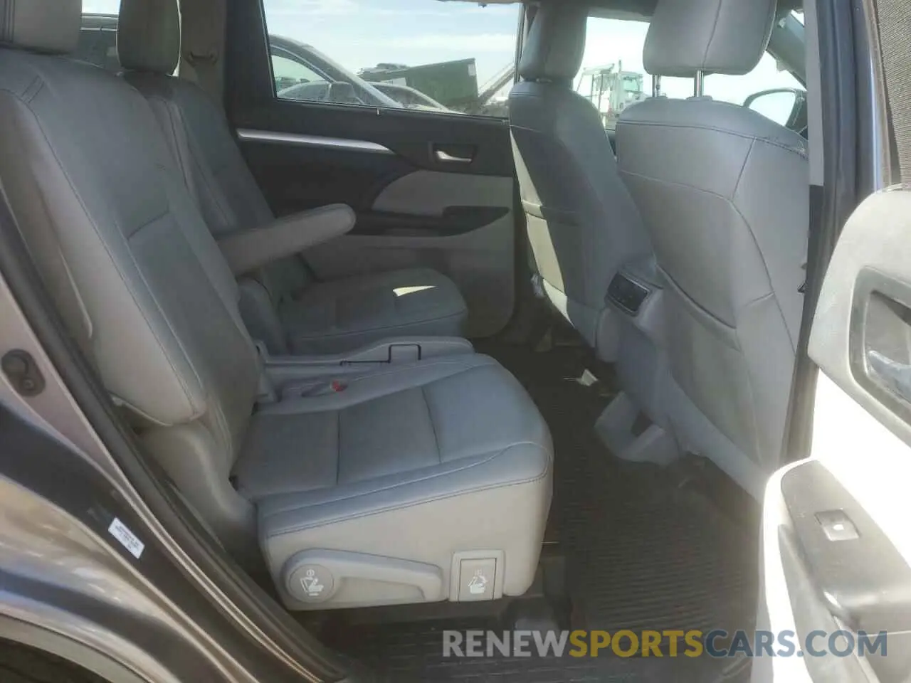 11 Photograph of a damaged car 5TDJZRFH5KS624310 TOYOTA HIGHLANDER 2019