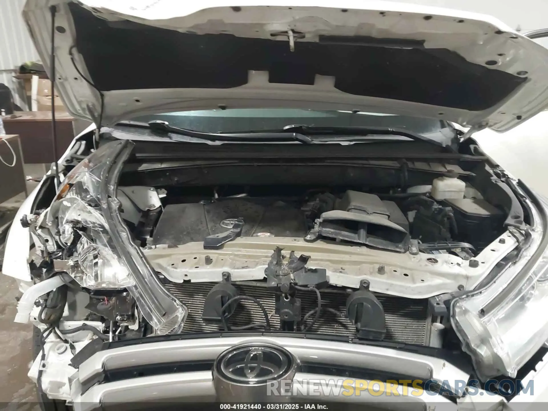 10 Photograph of a damaged car 5TDJZRFH5KS626235 TOYOTA HIGHLANDER 2019