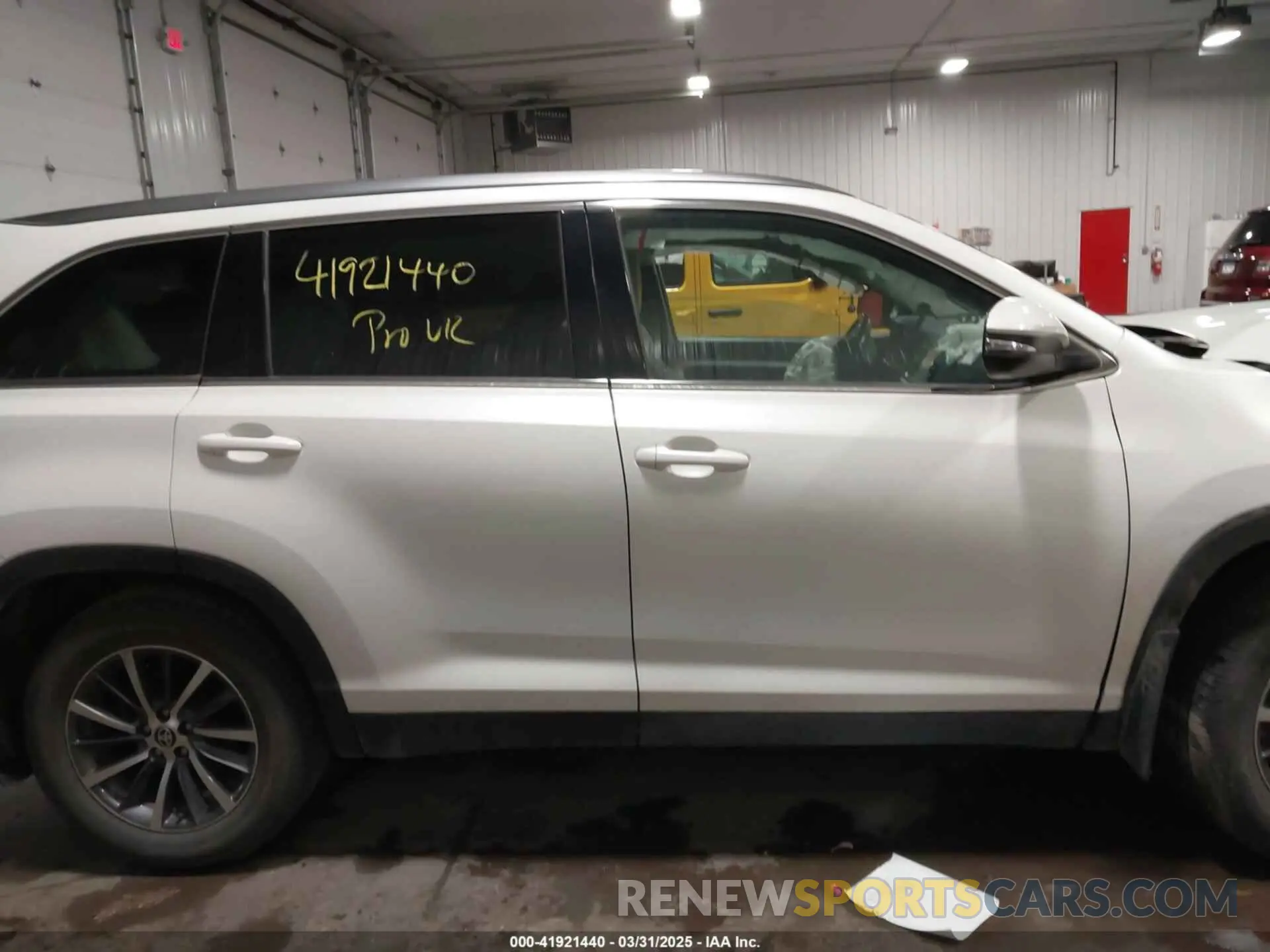 13 Photograph of a damaged car 5TDJZRFH5KS626235 TOYOTA HIGHLANDER 2019