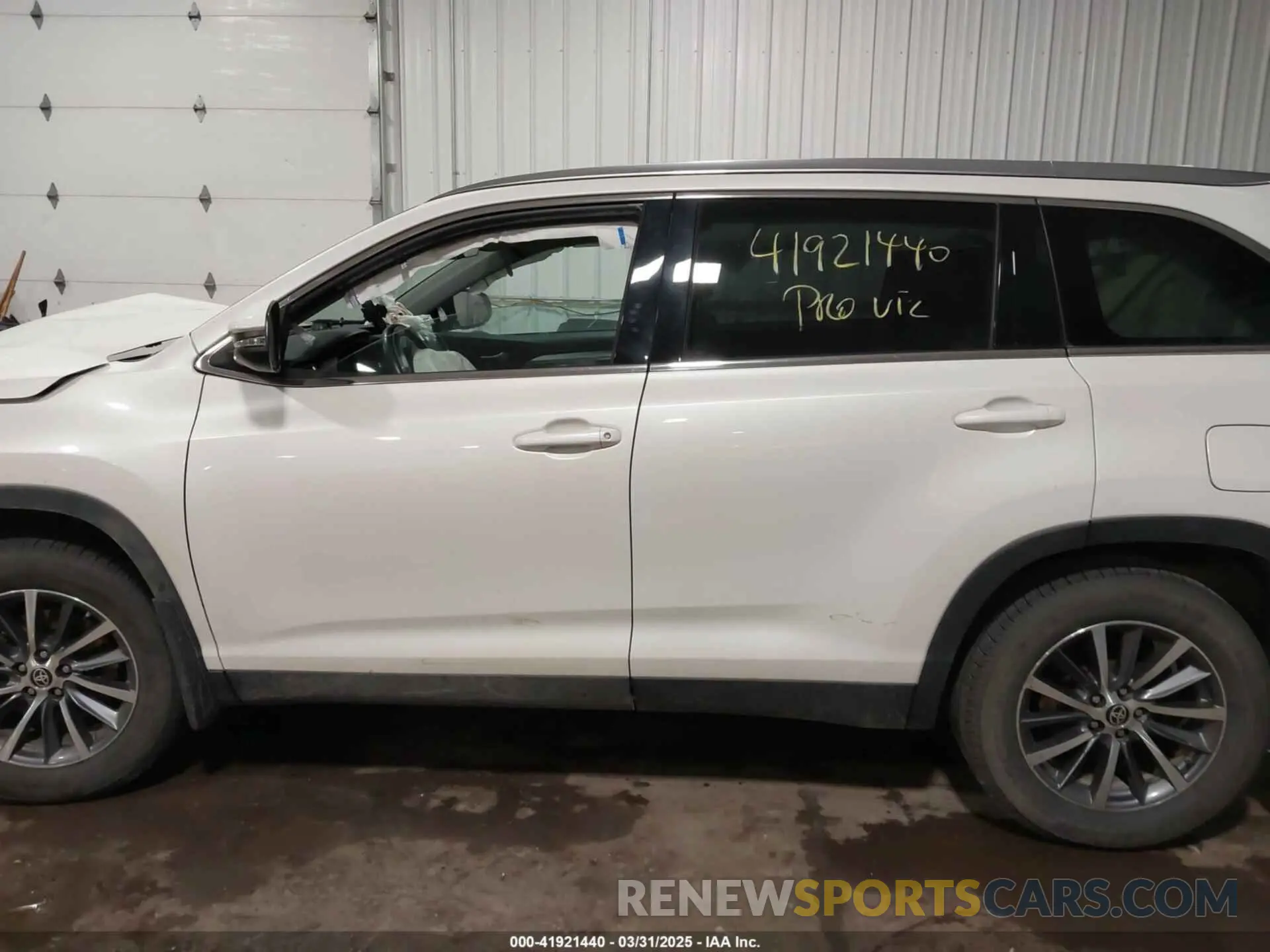 14 Photograph of a damaged car 5TDJZRFH5KS626235 TOYOTA HIGHLANDER 2019