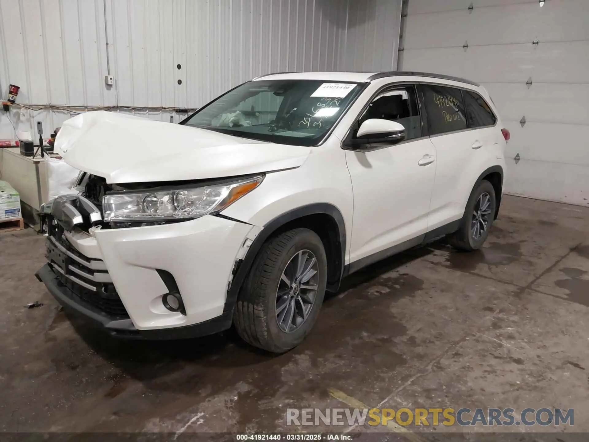2 Photograph of a damaged car 5TDJZRFH5KS626235 TOYOTA HIGHLANDER 2019