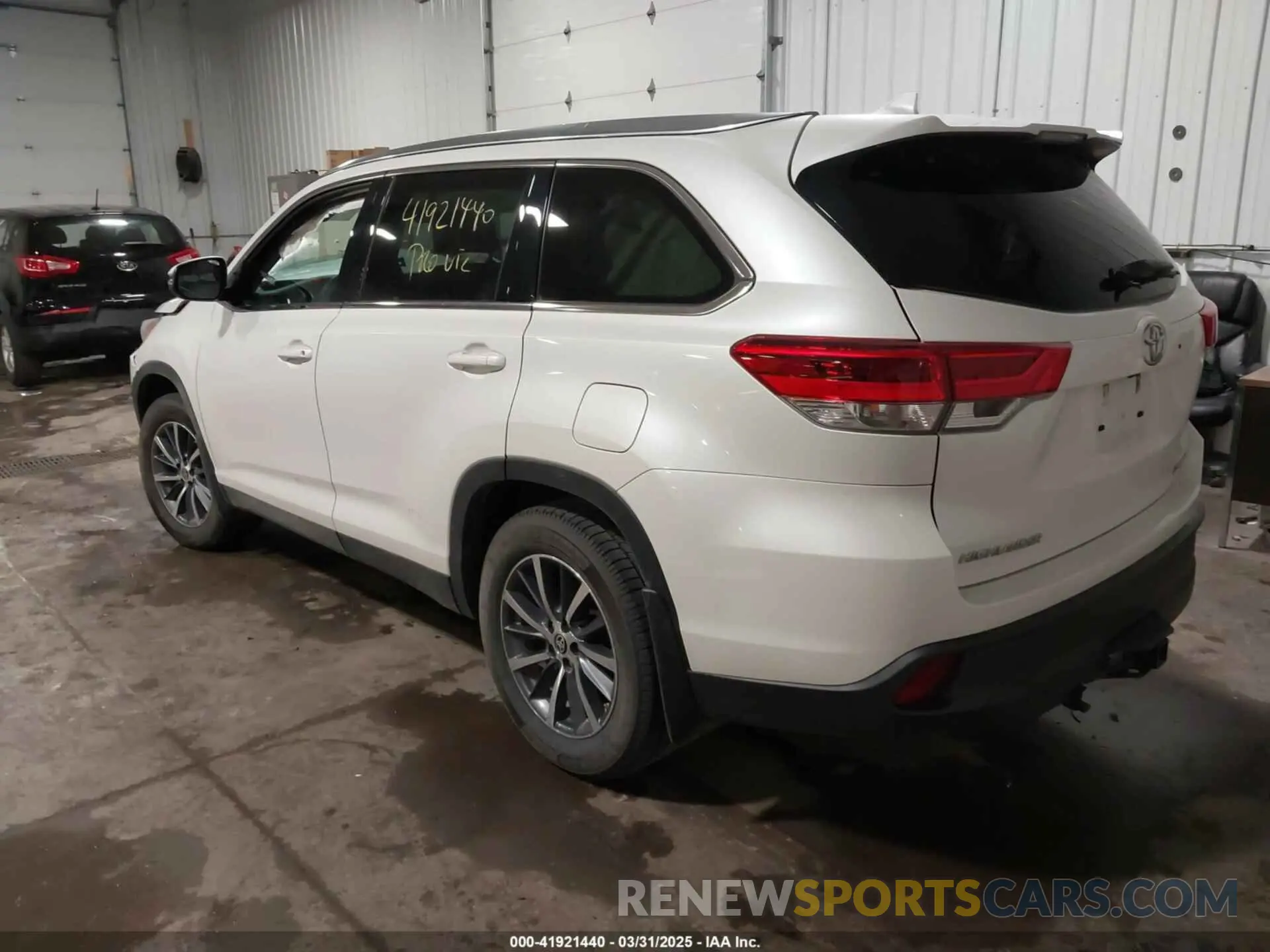 3 Photograph of a damaged car 5TDJZRFH5KS626235 TOYOTA HIGHLANDER 2019