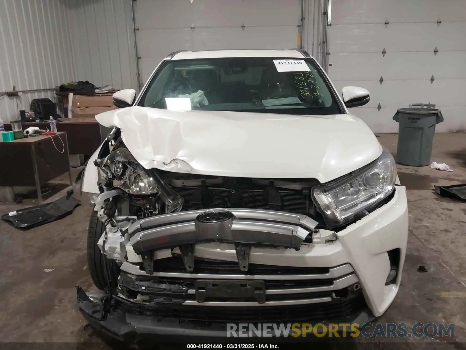 6 Photograph of a damaged car 5TDJZRFH5KS626235 TOYOTA HIGHLANDER 2019