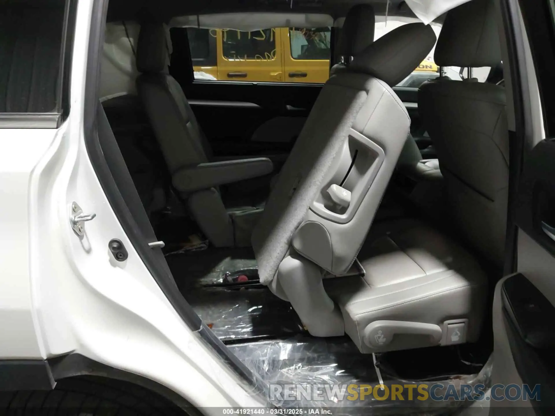 8 Photograph of a damaged car 5TDJZRFH5KS626235 TOYOTA HIGHLANDER 2019