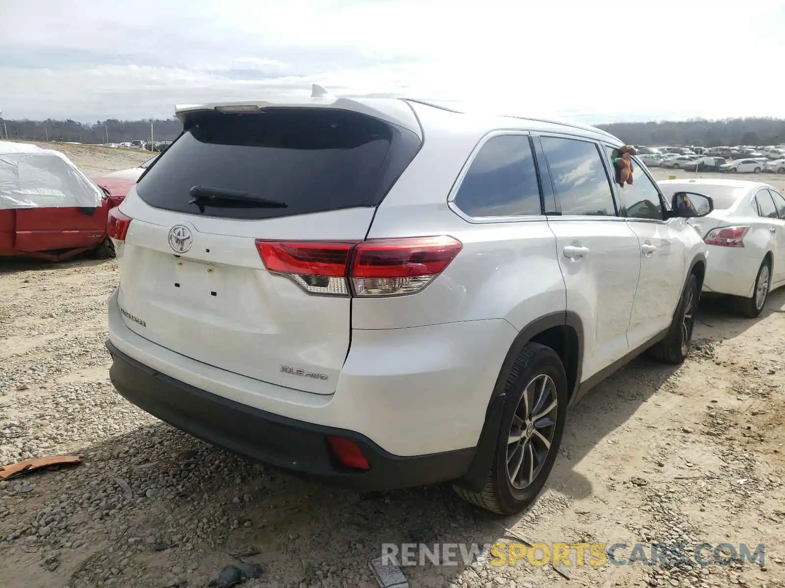 4 Photograph of a damaged car 5TDJZRFH5KS626509 TOYOTA HIGHLANDER 2019