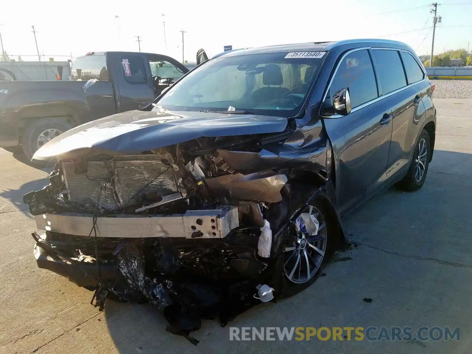 2 Photograph of a damaged car 5TDJZRFH5KS710863 TOYOTA HIGHLANDER 2019