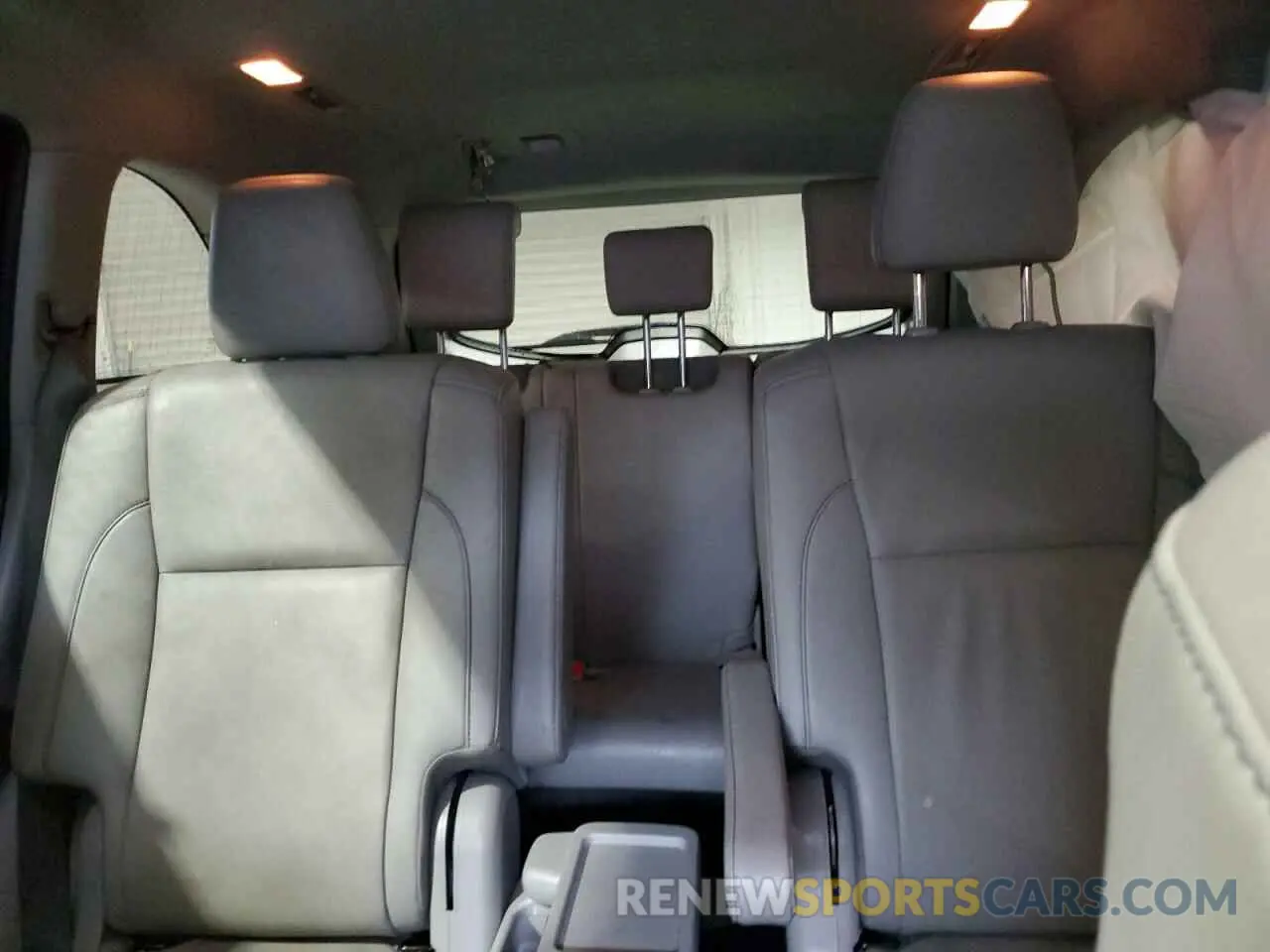 10 Photograph of a damaged car 5TDJZRFH5KS714752 TOYOTA HIGHLANDER 2019