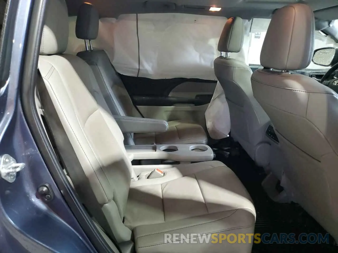 11 Photograph of a damaged car 5TDJZRFH5KS714752 TOYOTA HIGHLANDER 2019