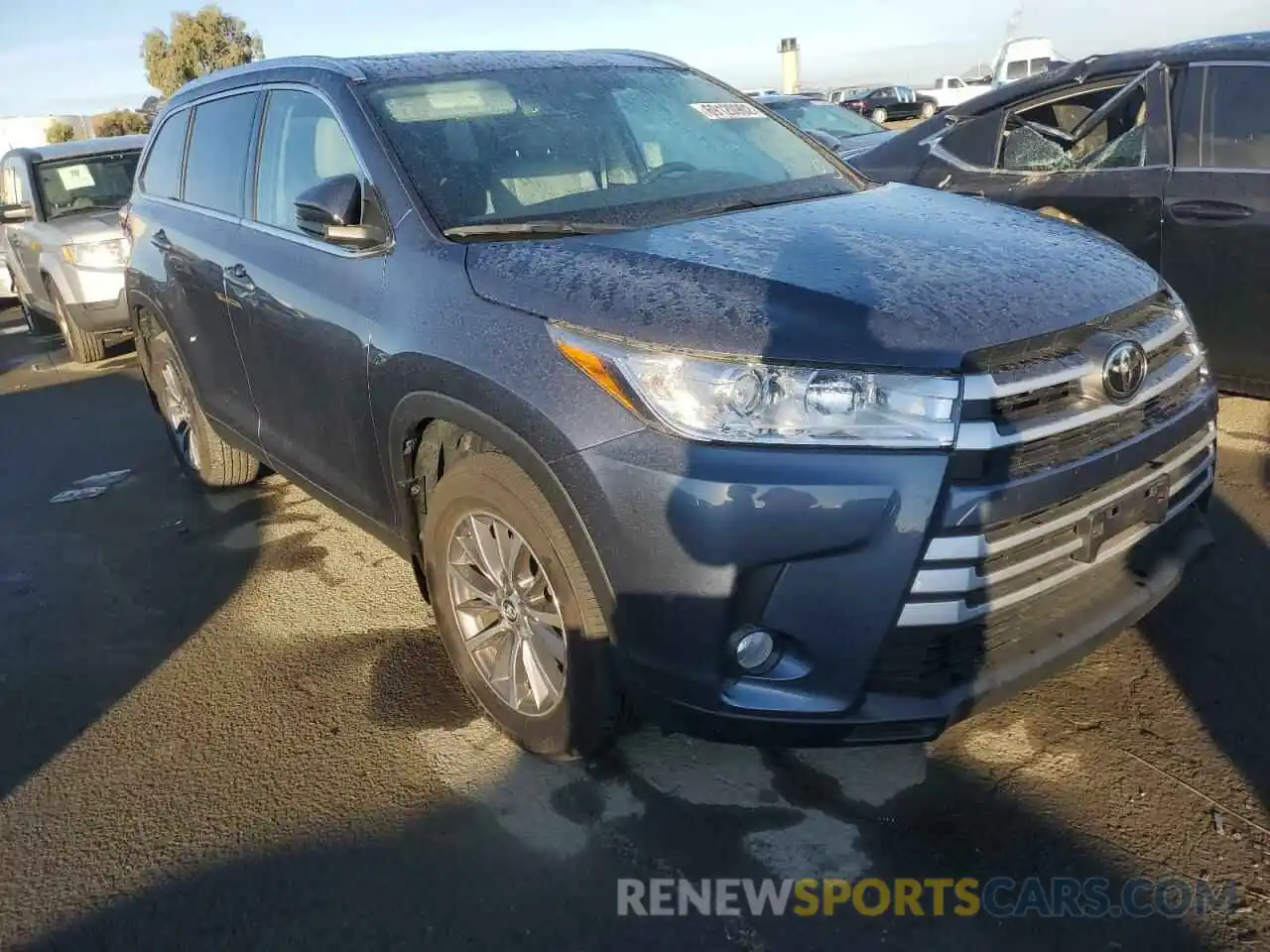 4 Photograph of a damaged car 5TDJZRFH5KS741255 TOYOTA HIGHLANDER 2019