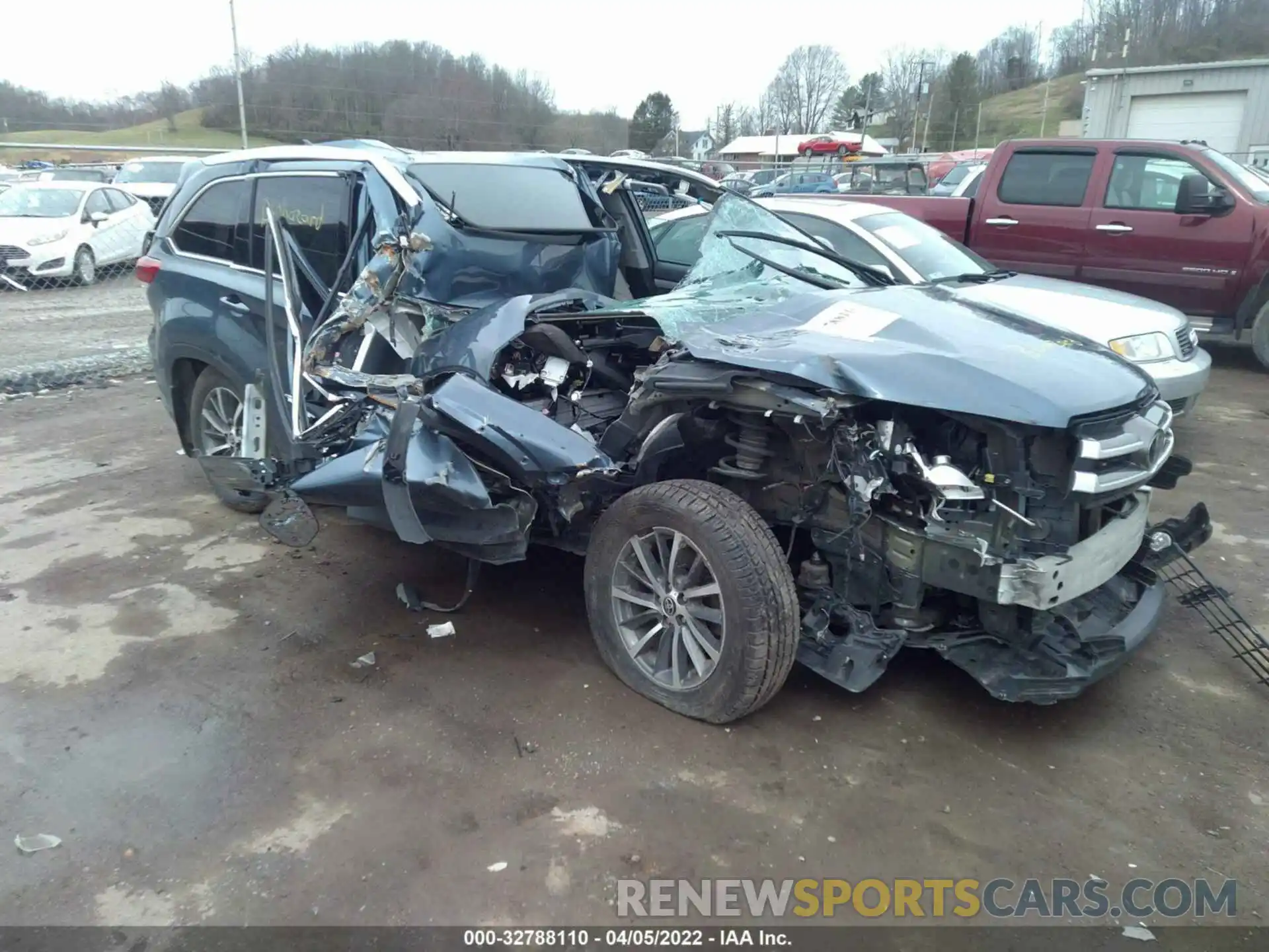 1 Photograph of a damaged car 5TDJZRFH5KS745211 TOYOTA HIGHLANDER 2019