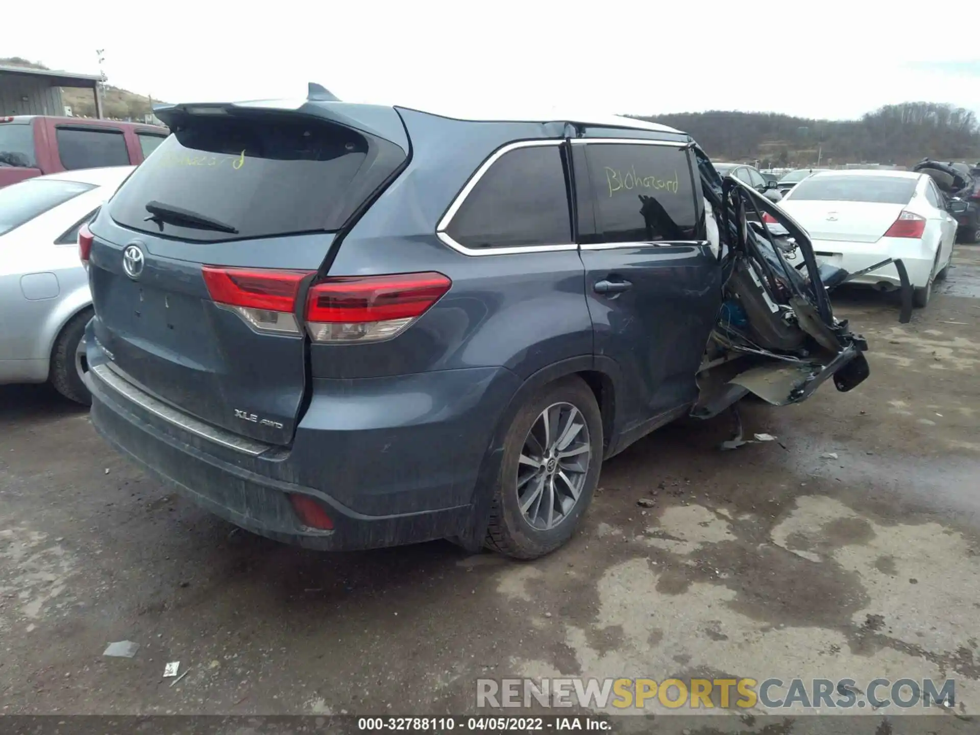 4 Photograph of a damaged car 5TDJZRFH5KS745211 TOYOTA HIGHLANDER 2019