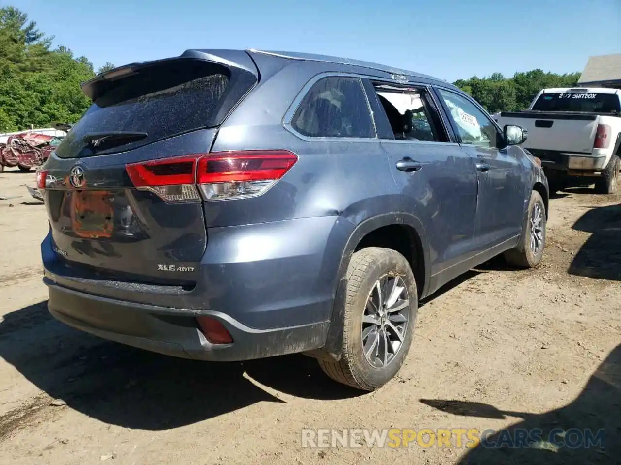 4 Photograph of a damaged car 5TDJZRFH5KS745368 TOYOTA HIGHLANDER 2019