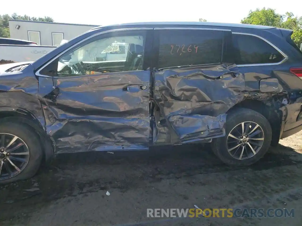 9 Photograph of a damaged car 5TDJZRFH5KS745368 TOYOTA HIGHLANDER 2019