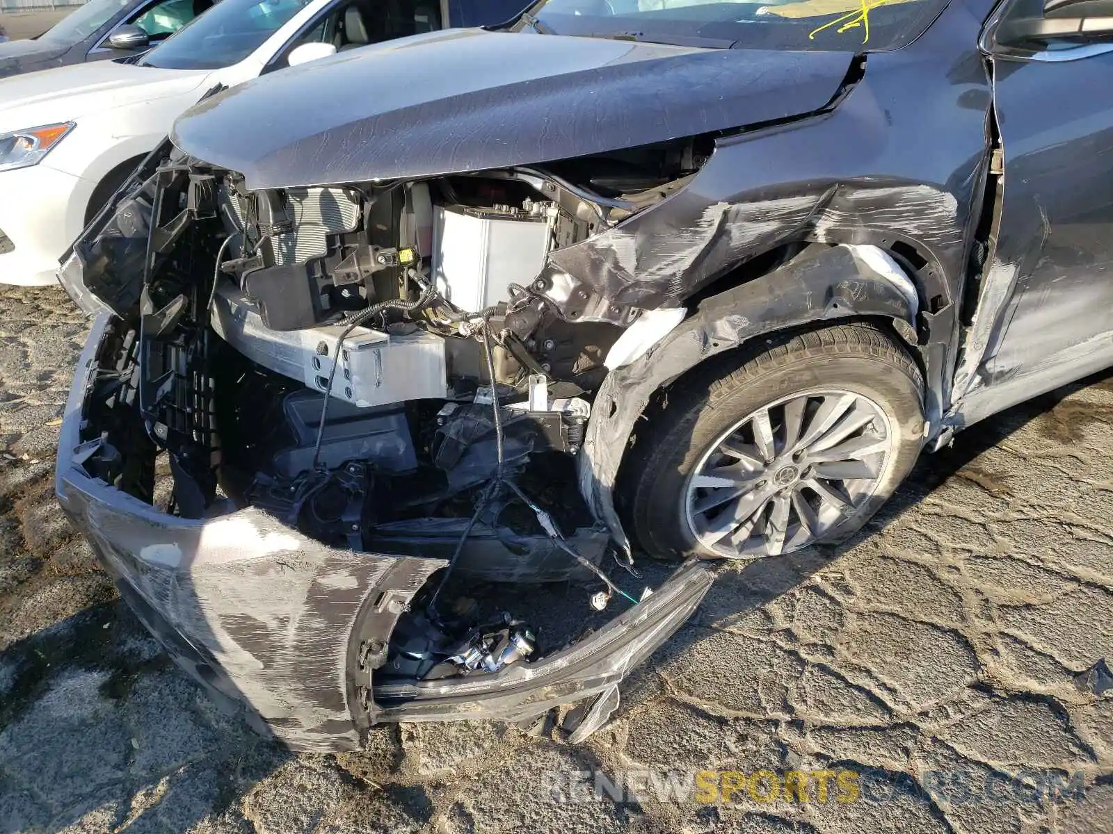 9 Photograph of a damaged car 5TDJZRFH5KS747587 TOYOTA HIGHLANDER 2019