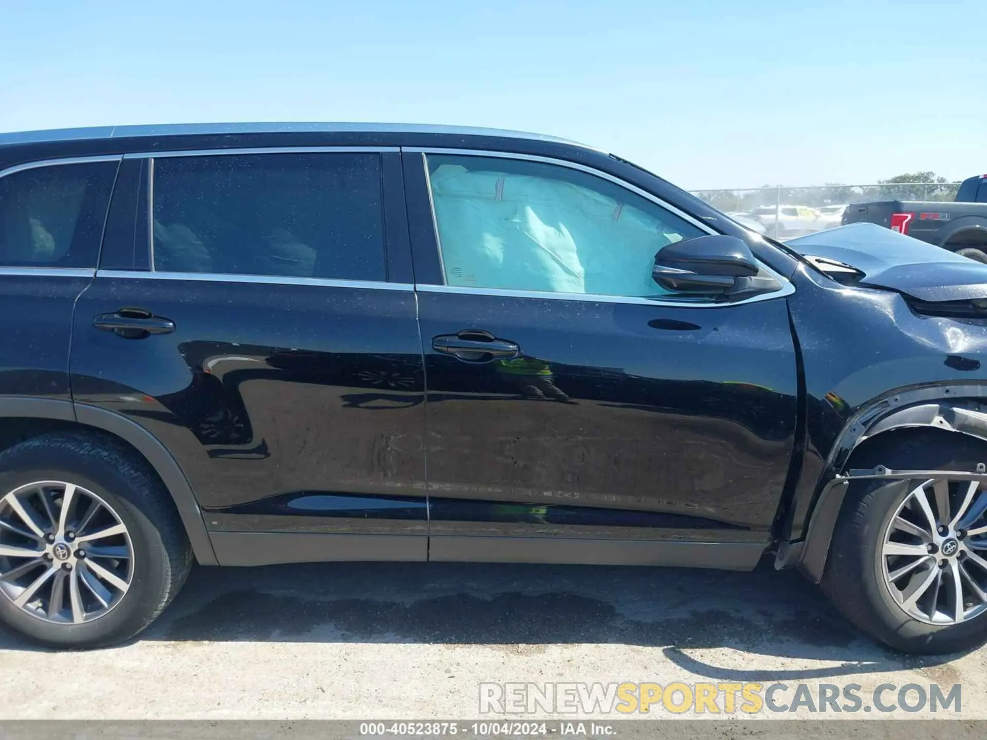 13 Photograph of a damaged car 5TDJZRFH5KS920265 TOYOTA HIGHLANDER 2019