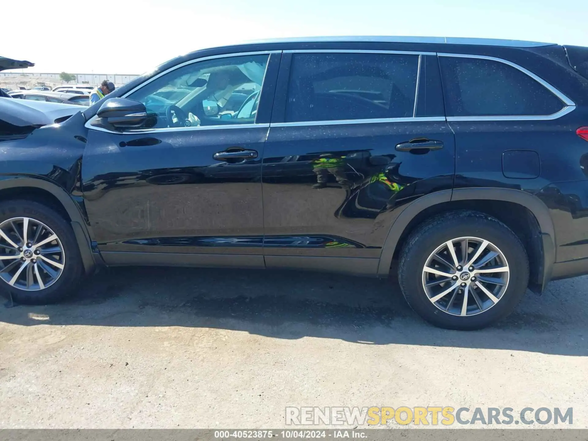 14 Photograph of a damaged car 5TDJZRFH5KS920265 TOYOTA HIGHLANDER 2019
