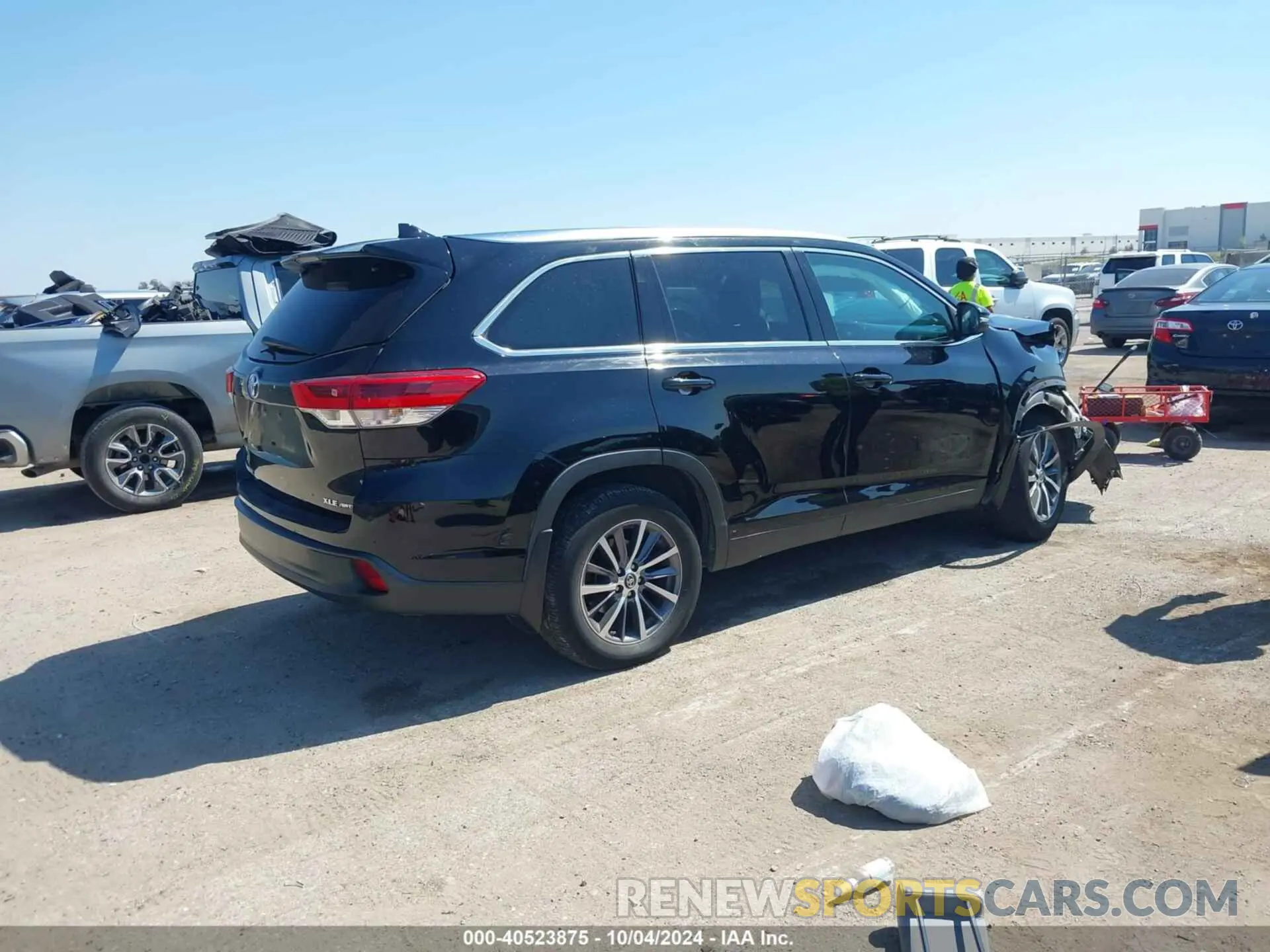 4 Photograph of a damaged car 5TDJZRFH5KS920265 TOYOTA HIGHLANDER 2019