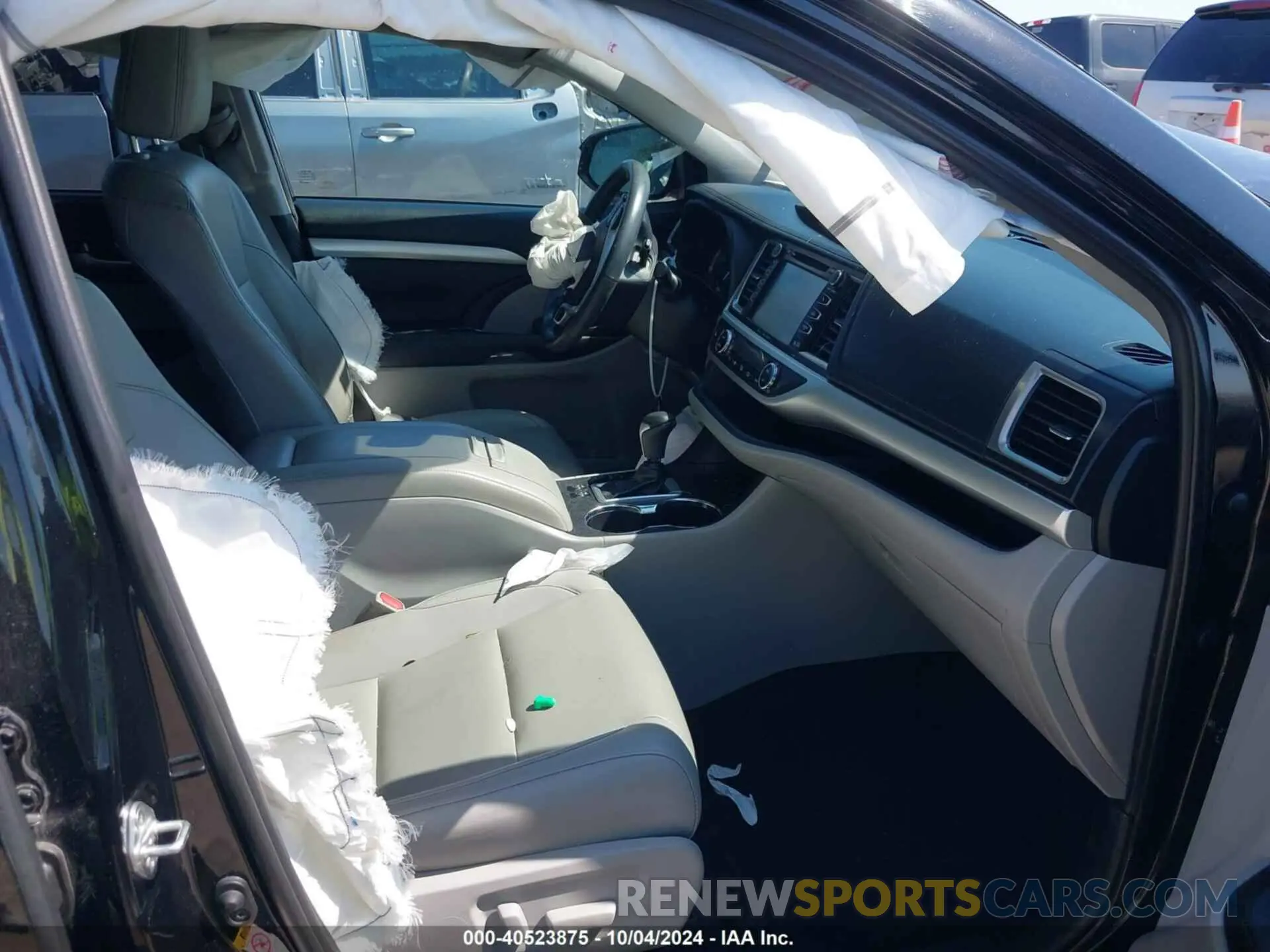 5 Photograph of a damaged car 5TDJZRFH5KS920265 TOYOTA HIGHLANDER 2019