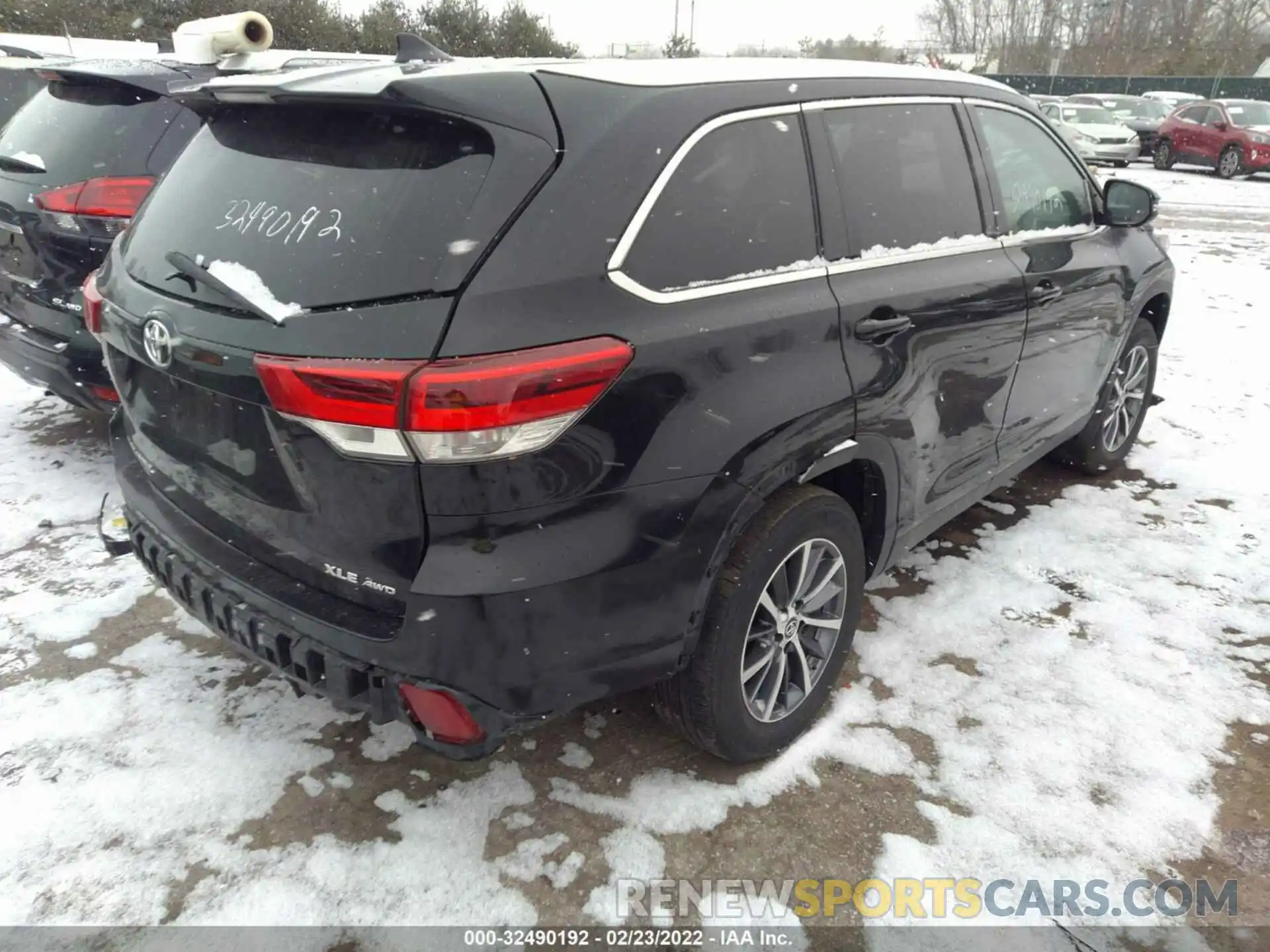 4 Photograph of a damaged car 5TDJZRFH5KS922808 TOYOTA HIGHLANDER 2019