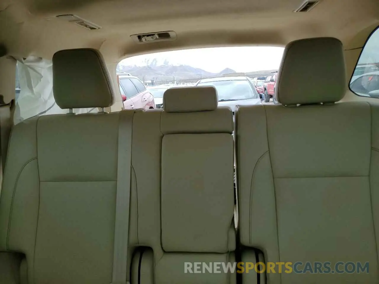 10 Photograph of a damaged car 5TDJZRFH5KS930410 TOYOTA HIGHLANDER 2019