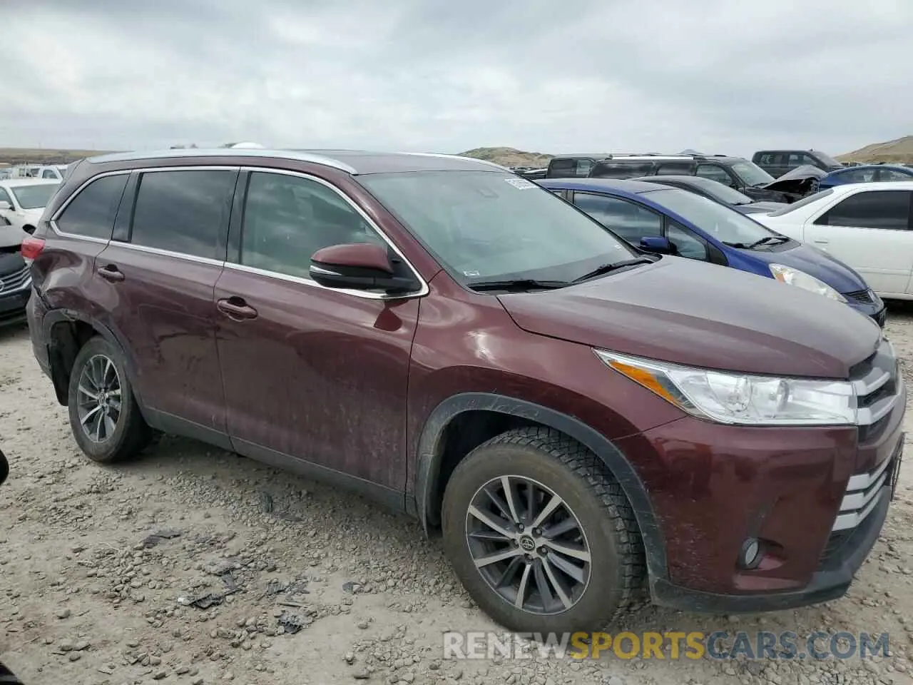 4 Photograph of a damaged car 5TDJZRFH5KS930410 TOYOTA HIGHLANDER 2019