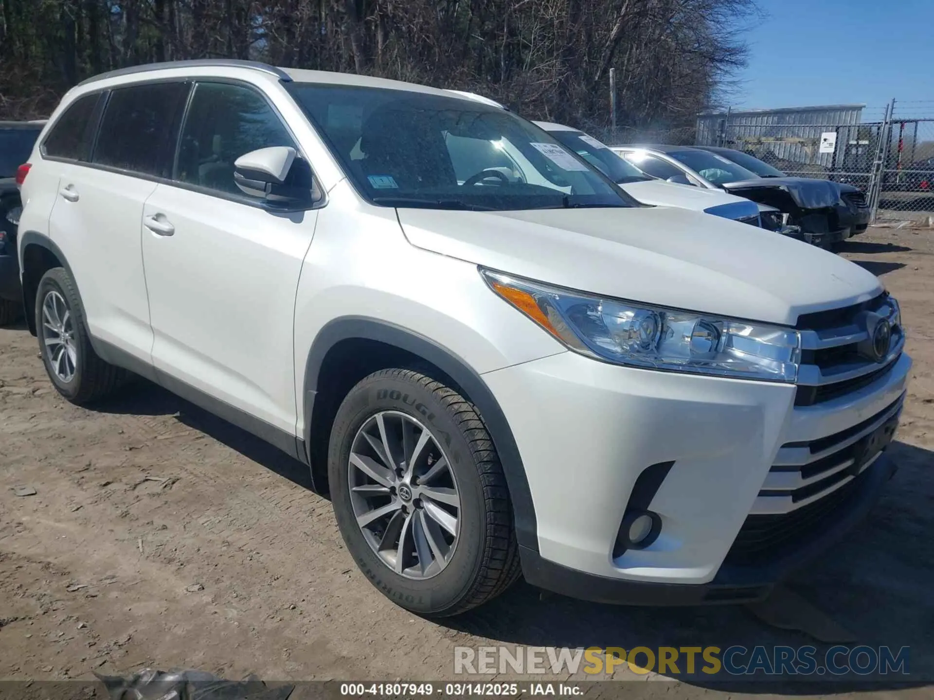 1 Photograph of a damaged car 5TDJZRFH5KS933386 TOYOTA HIGHLANDER 2019