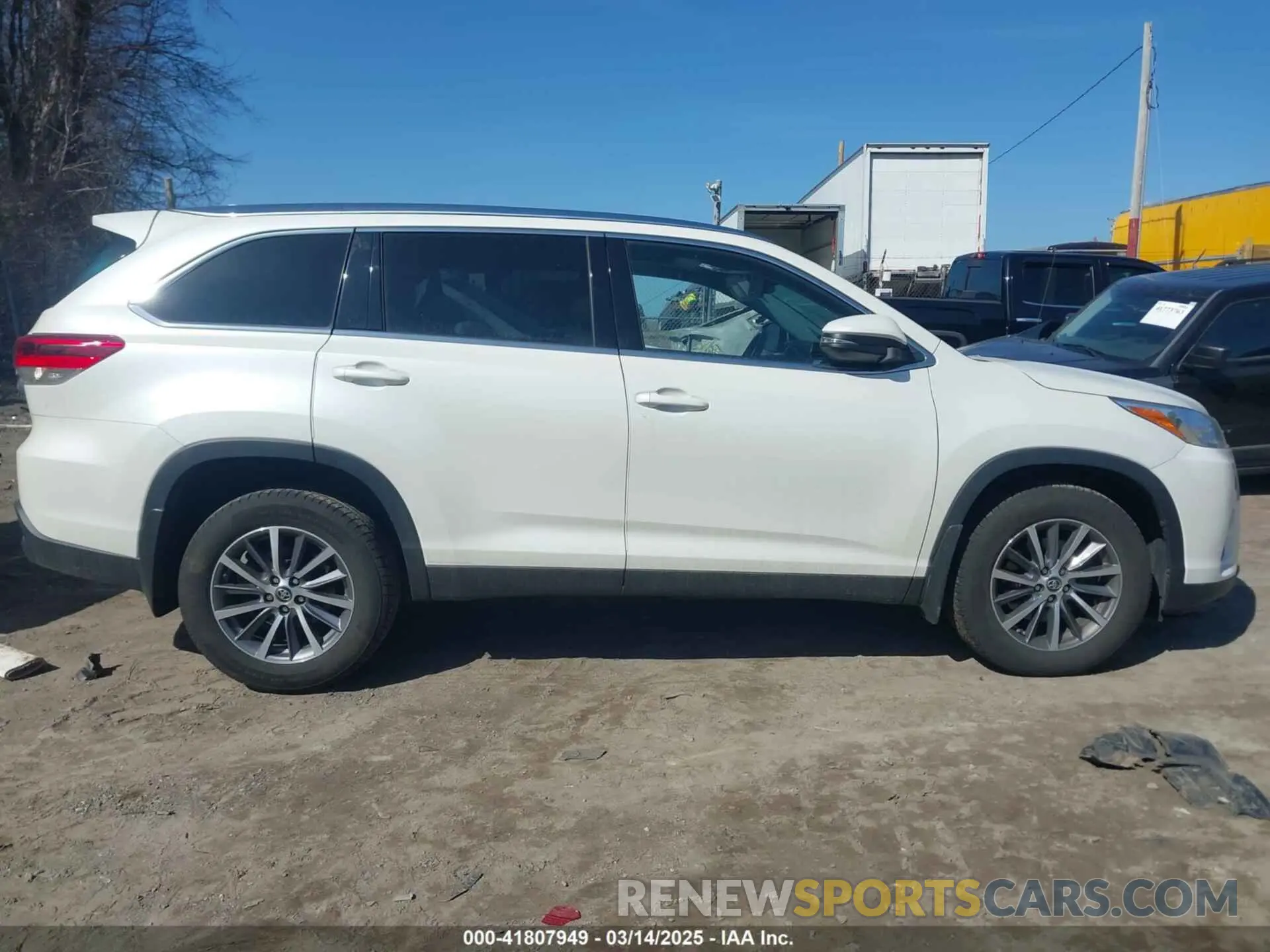 13 Photograph of a damaged car 5TDJZRFH5KS933386 TOYOTA HIGHLANDER 2019