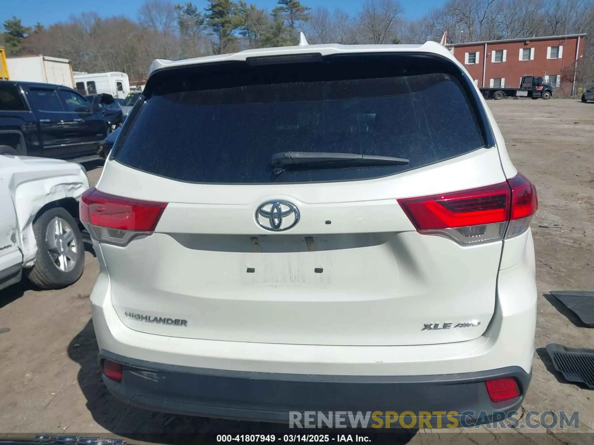 16 Photograph of a damaged car 5TDJZRFH5KS933386 TOYOTA HIGHLANDER 2019