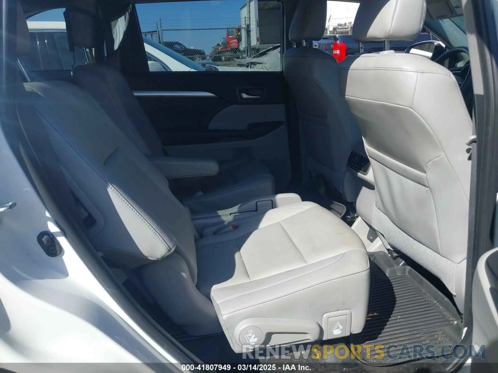 8 Photograph of a damaged car 5TDJZRFH5KS933386 TOYOTA HIGHLANDER 2019