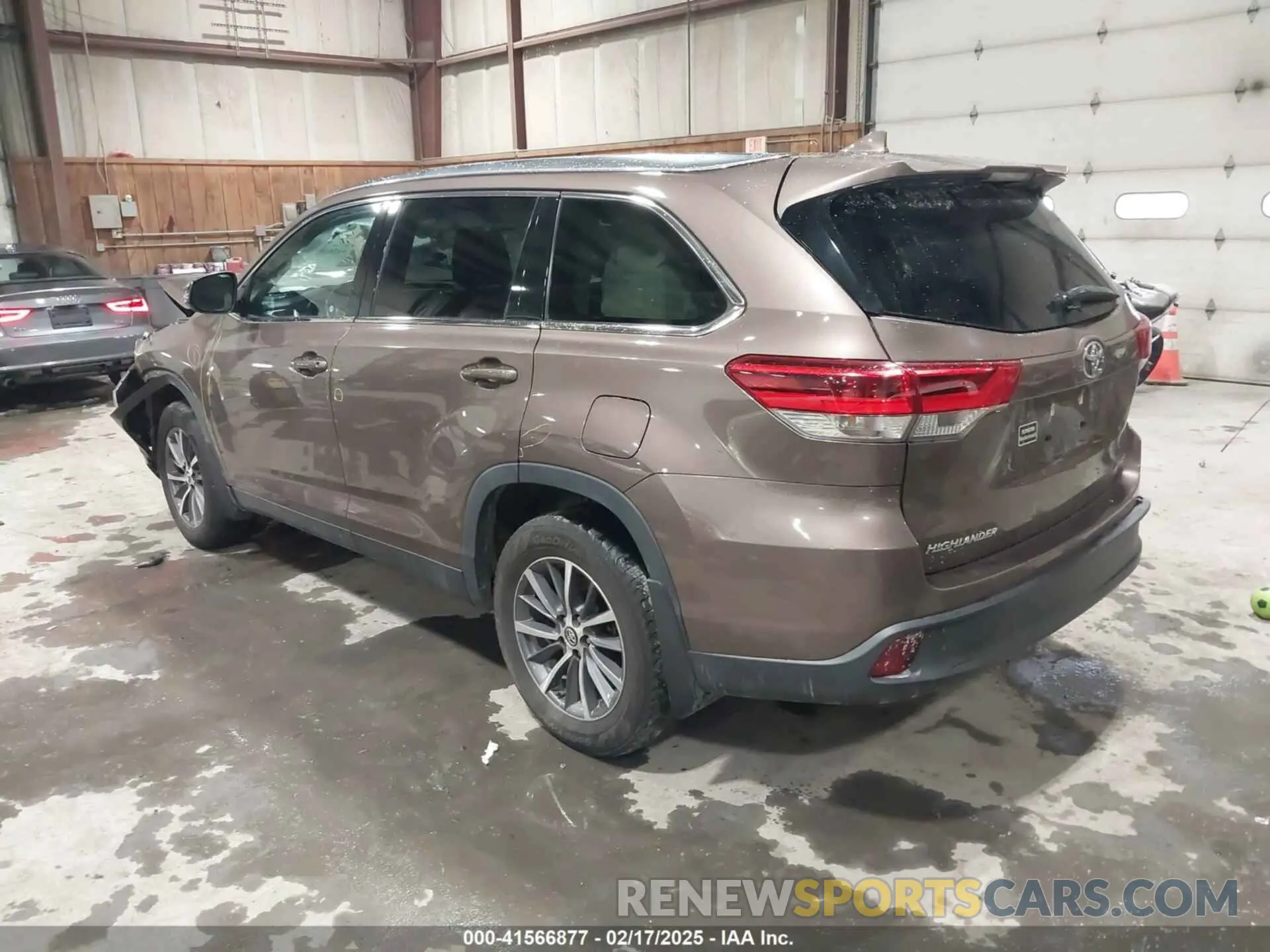 3 Photograph of a damaged car 5TDJZRFH5KS973127 TOYOTA HIGHLANDER 2019