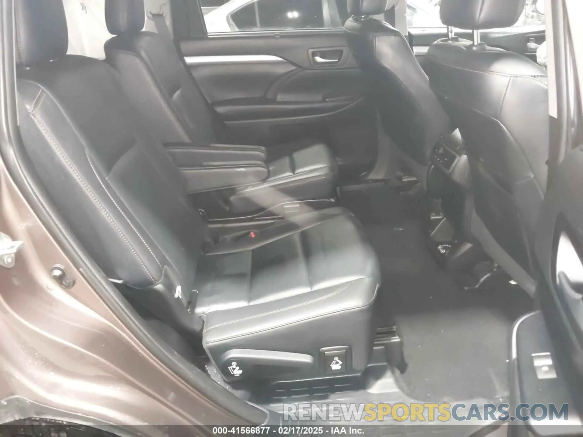 8 Photograph of a damaged car 5TDJZRFH5KS973127 TOYOTA HIGHLANDER 2019