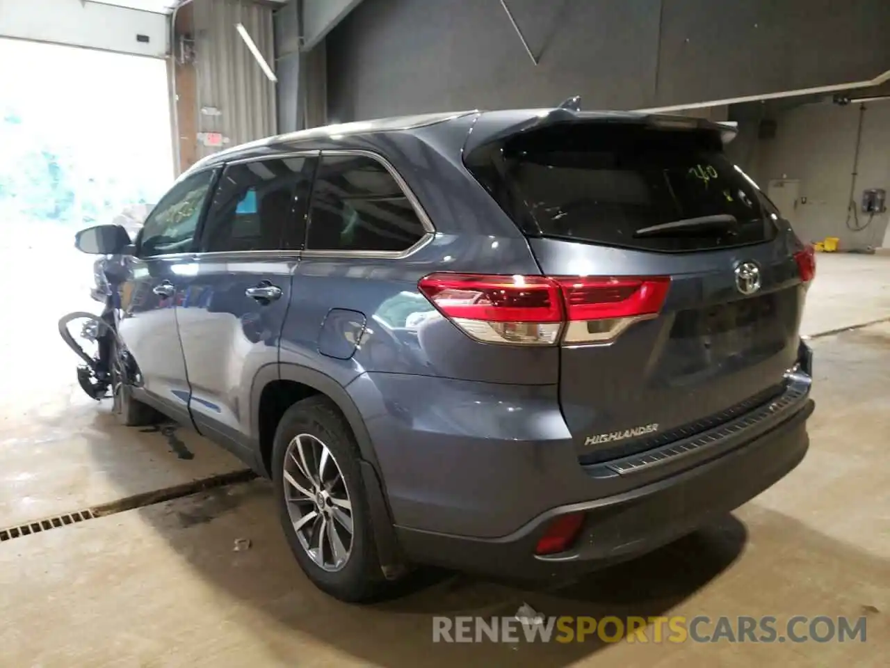 3 Photograph of a damaged car 5TDJZRFH5KS981857 TOYOTA HIGHLANDER 2019