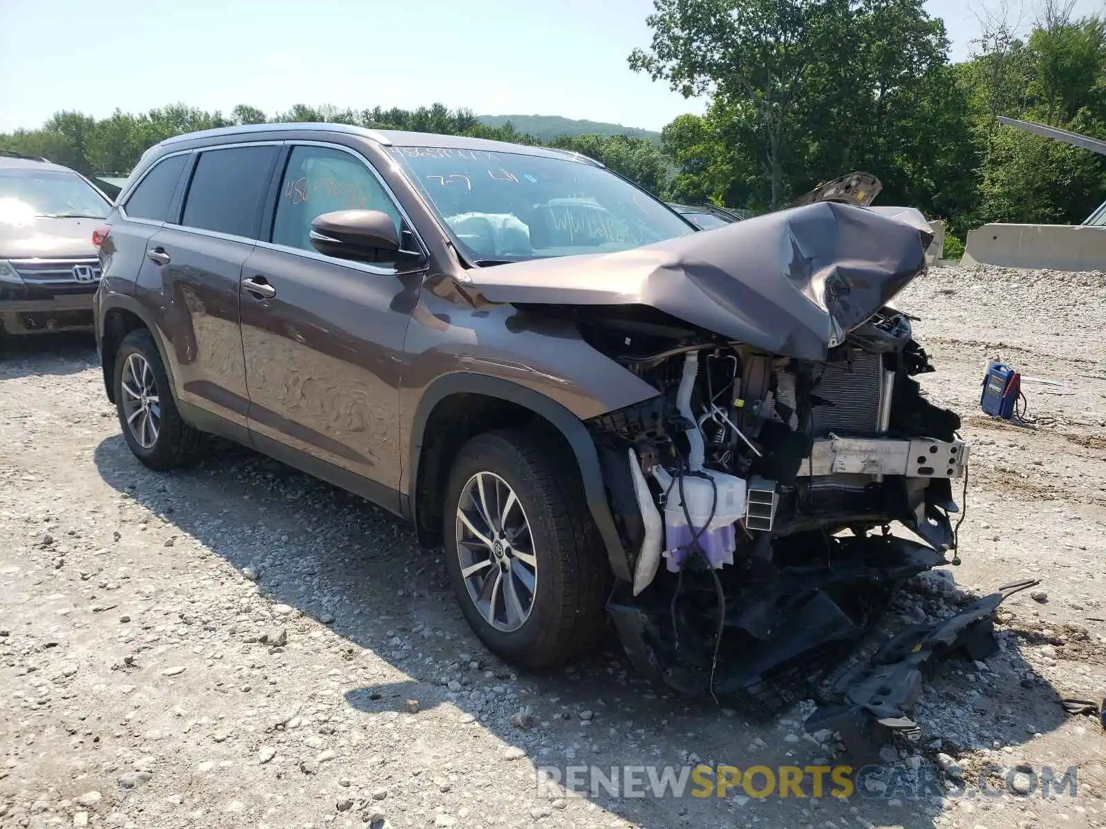 1 Photograph of a damaged car 5TDJZRFH5KS983270 TOYOTA HIGHLANDER 2019