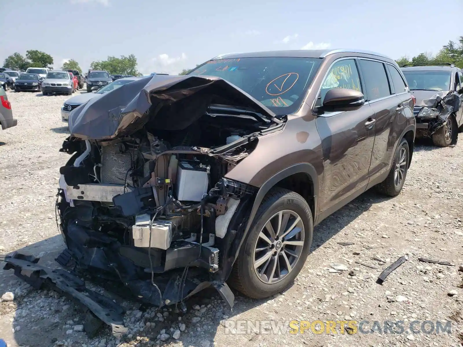 2 Photograph of a damaged car 5TDJZRFH5KS983270 TOYOTA HIGHLANDER 2019