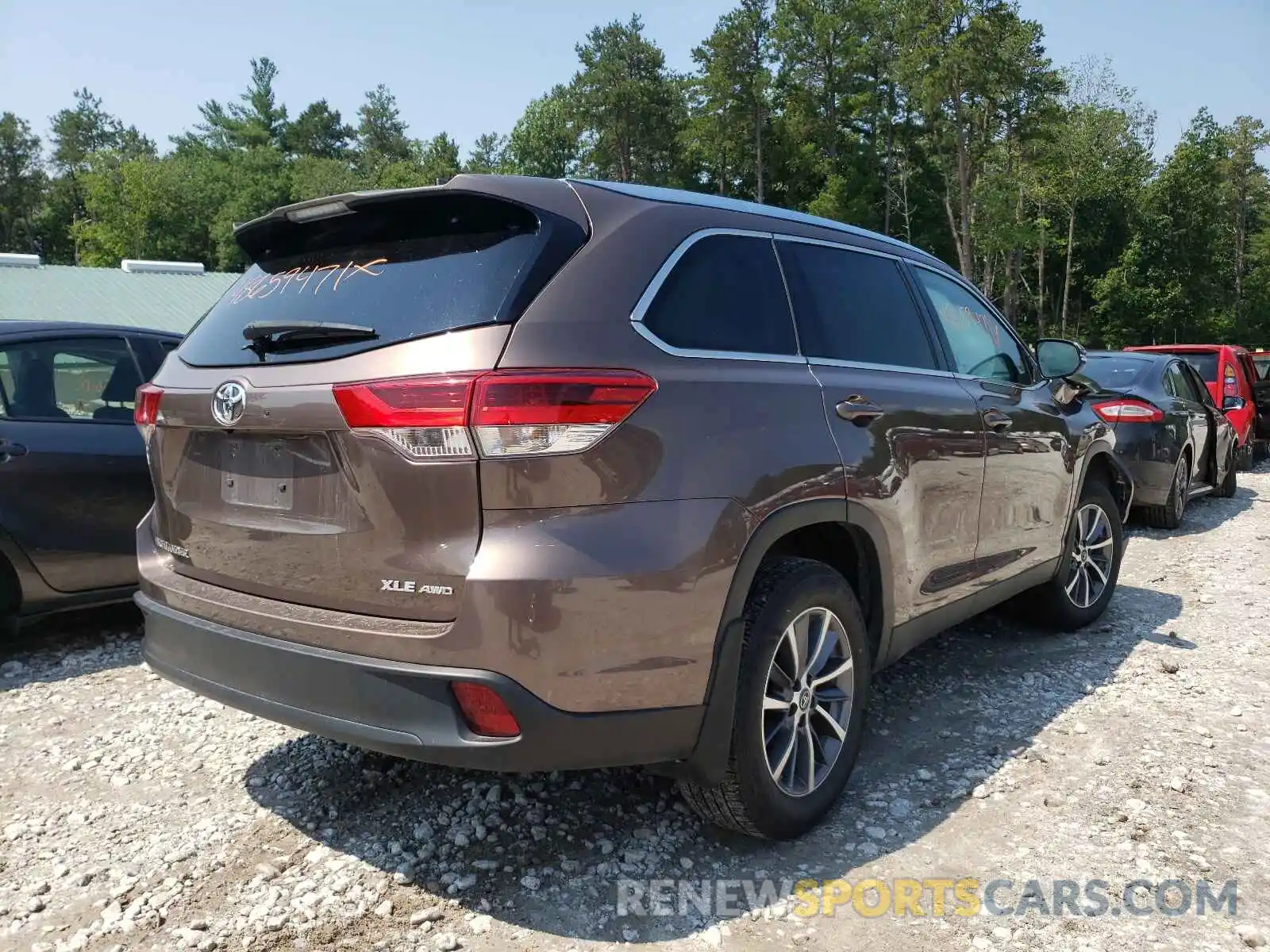 4 Photograph of a damaged car 5TDJZRFH5KS983270 TOYOTA HIGHLANDER 2019