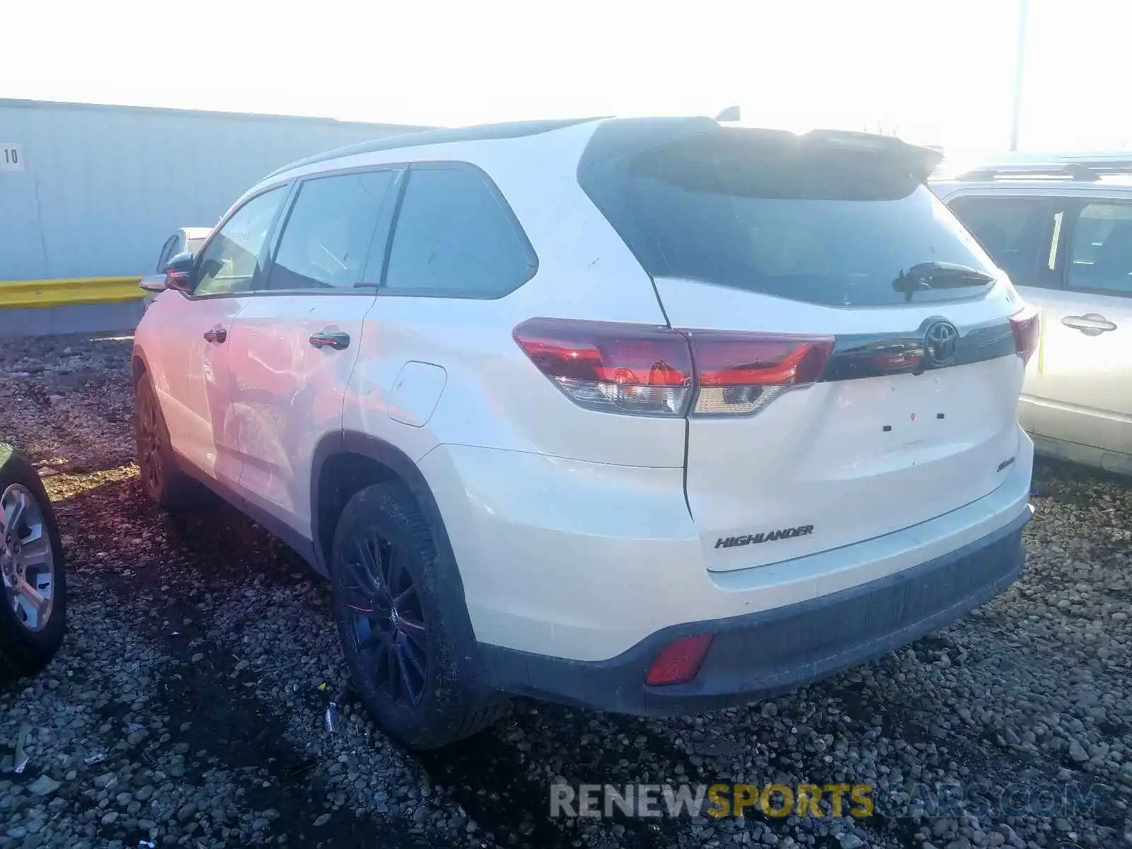 3 Photograph of a damaged car 5TDJZRFH5KS987223 TOYOTA HIGHLANDER 2019