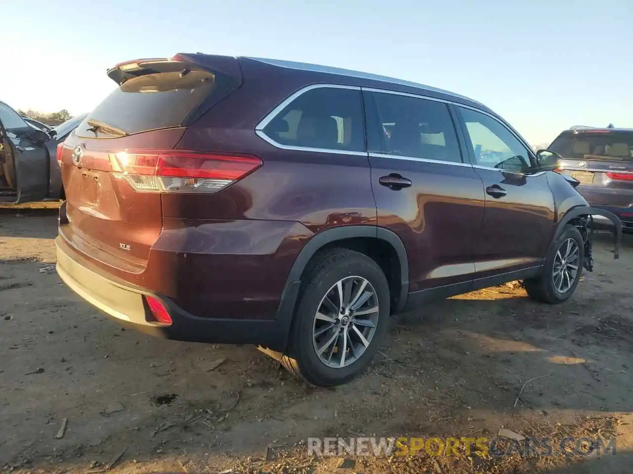 3 Photograph of a damaged car 5TDJZRFH5KS996102 TOYOTA HIGHLANDER 2019