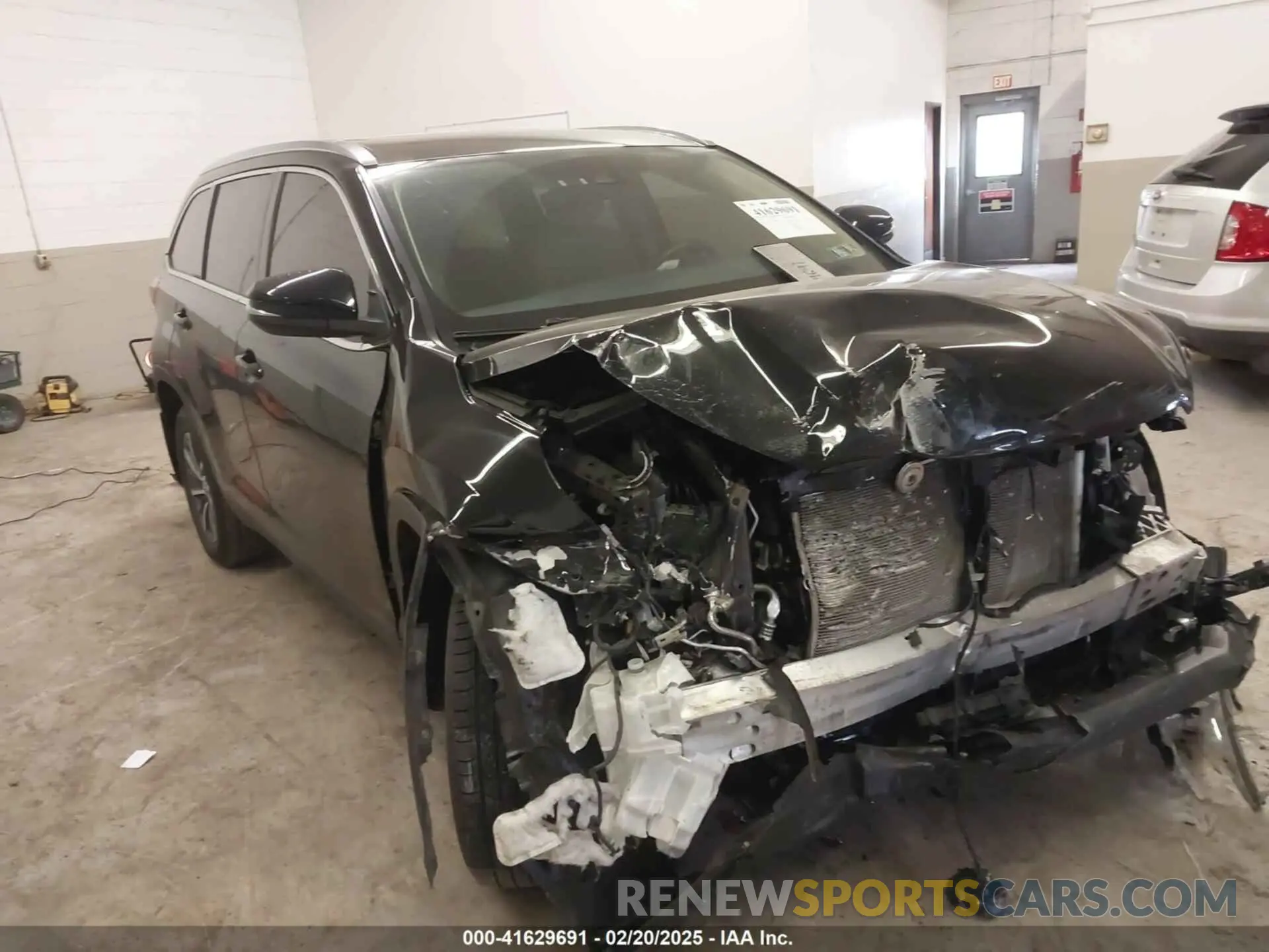 1 Photograph of a damaged car 5TDJZRFH5KS996424 TOYOTA HIGHLANDER 2019