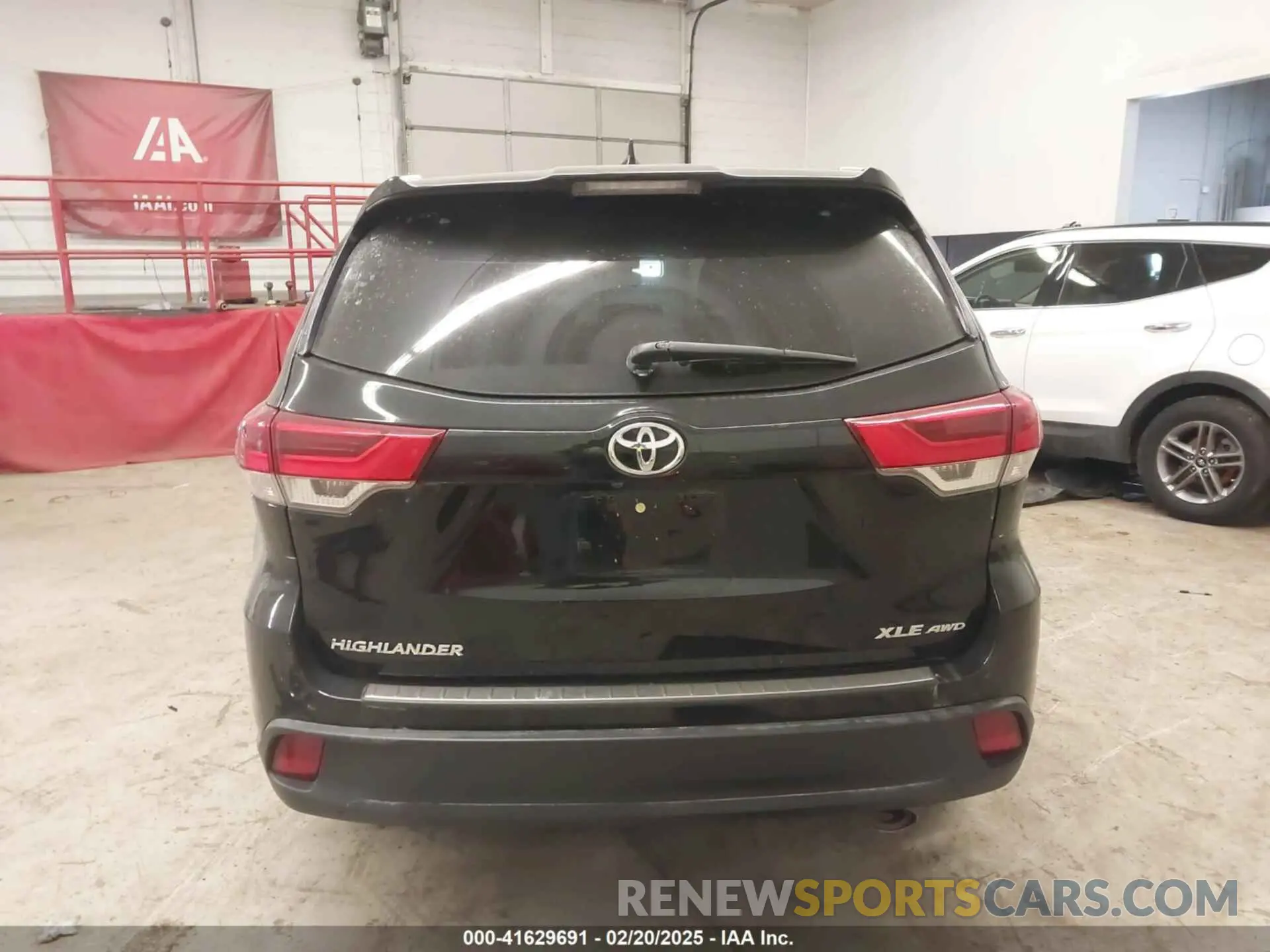 16 Photograph of a damaged car 5TDJZRFH5KS996424 TOYOTA HIGHLANDER 2019